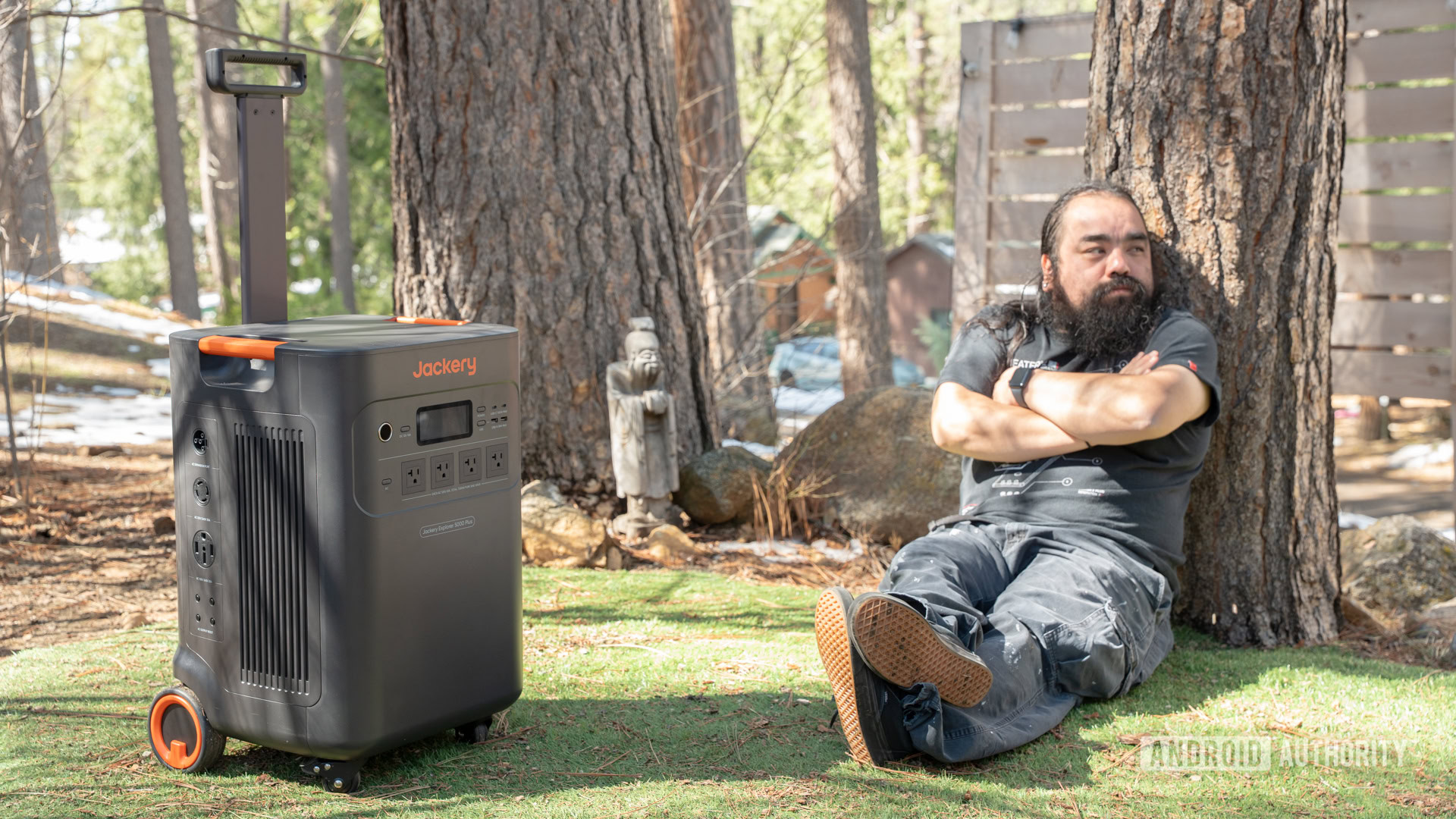 Edgar sentado ao lado da central elétrica Jackery Explorer 5000 Plus 1 Edgar sentado ao lado da central elétrica Jackery Explorer 5000 Plus 1