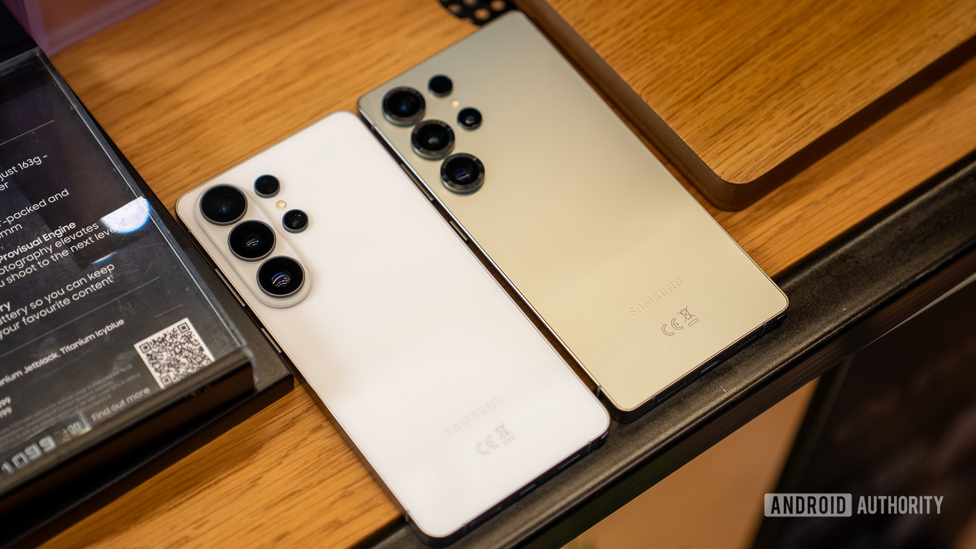 Samsung Galaxy S26 Ultra deitado ao lado do S25 Ultra Samsung Galaxy S26 Ultra deitado ao lado do S25 Ultra