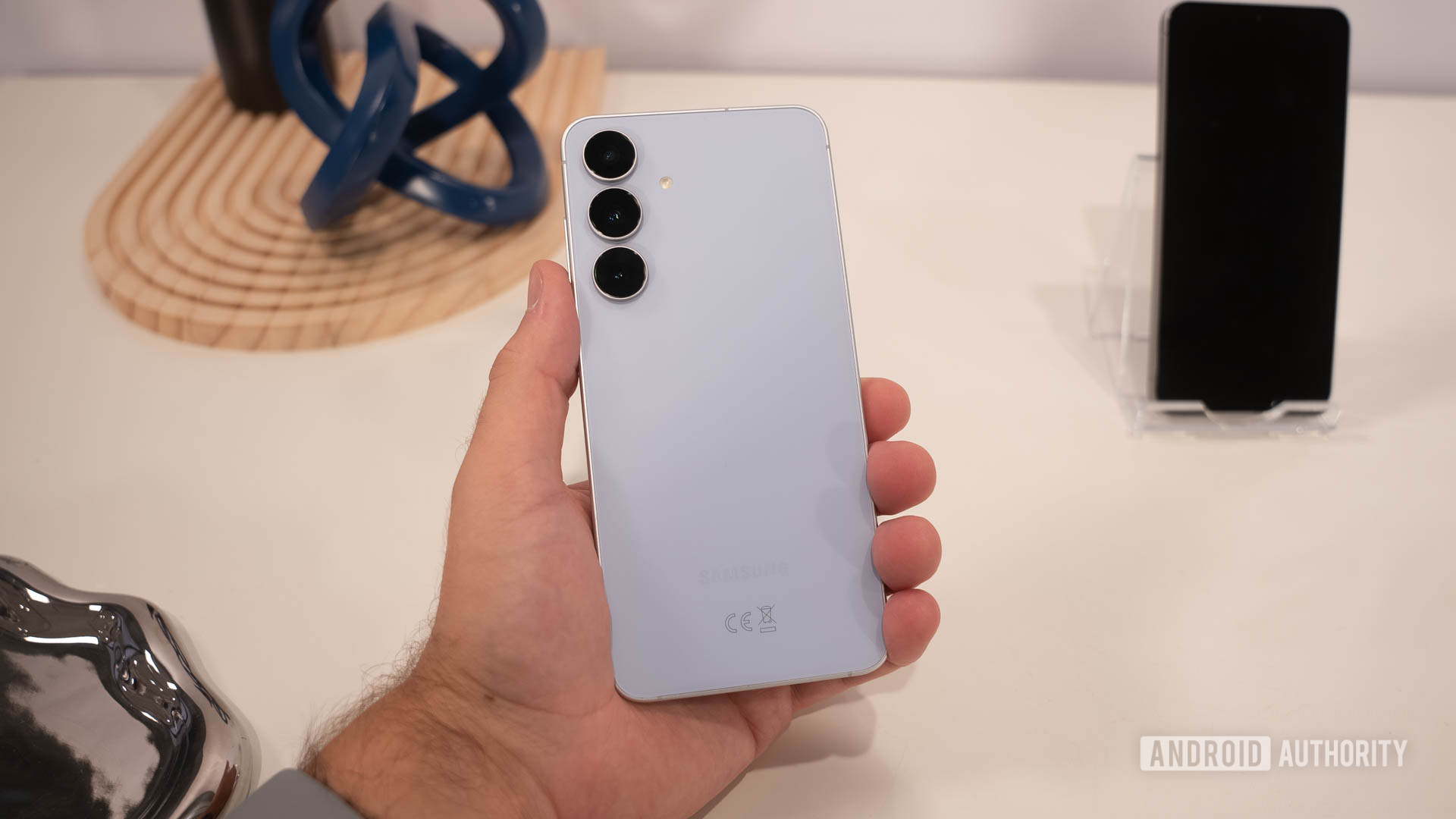 Samsung Galaxy S25 FE em Icyblue na mão de um homem Samsung Galaxy S25 FE em Icyblue na mão de um homem