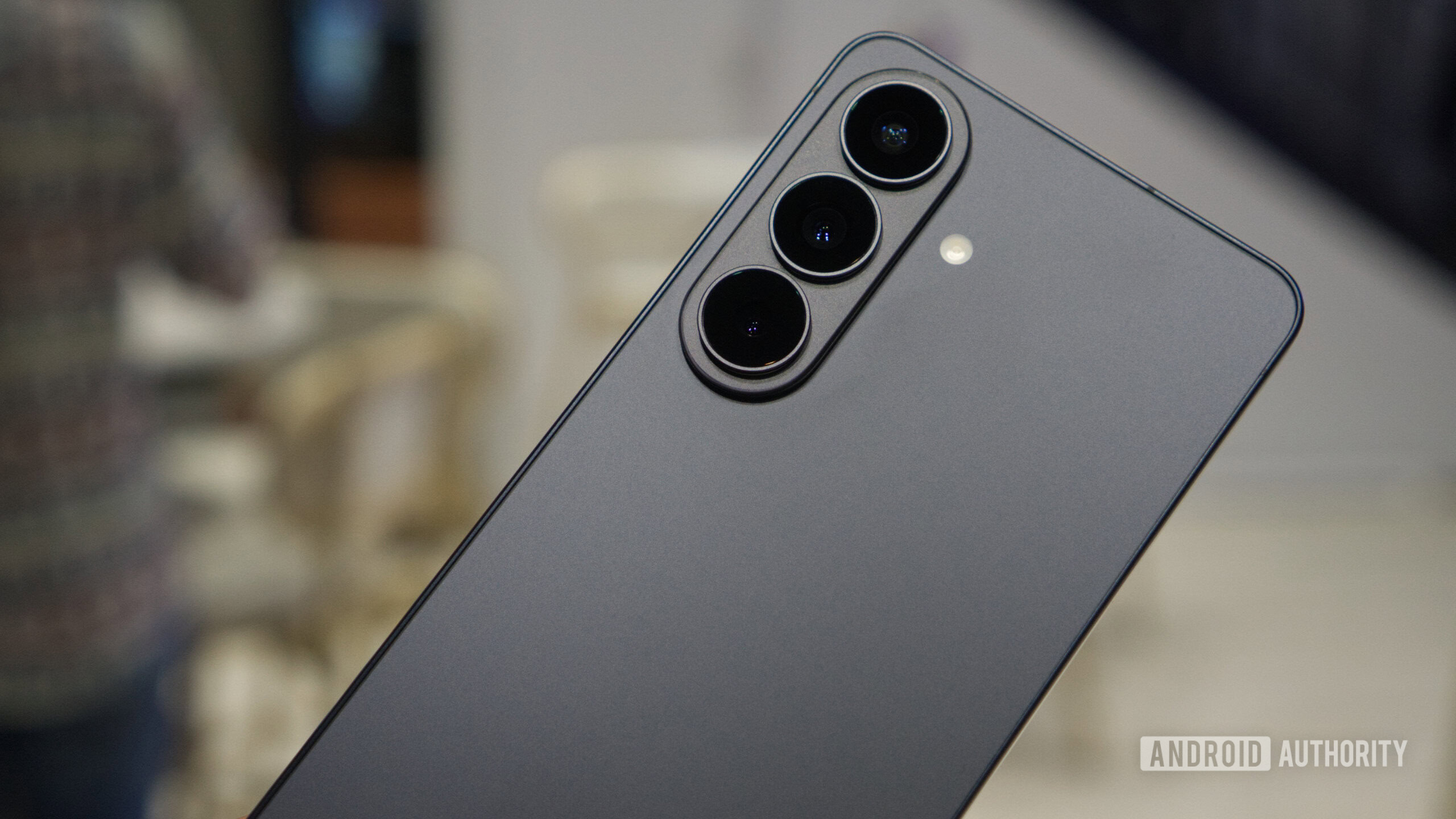 O Samsung Galaxy S26, mostrando suas câmeras traseiras.