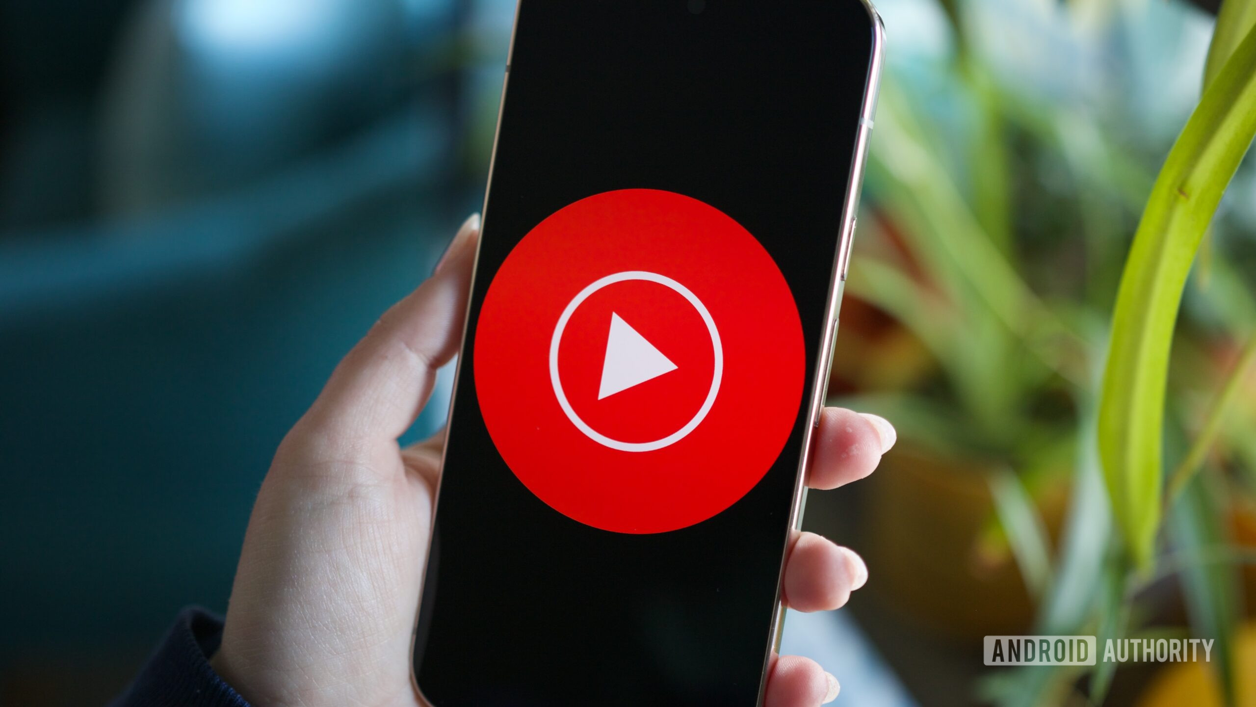 logotipo da música do youtube telefone herói fevereiro de 2026 1 Logotipo do YouTube Music exibido em um telefone Android.