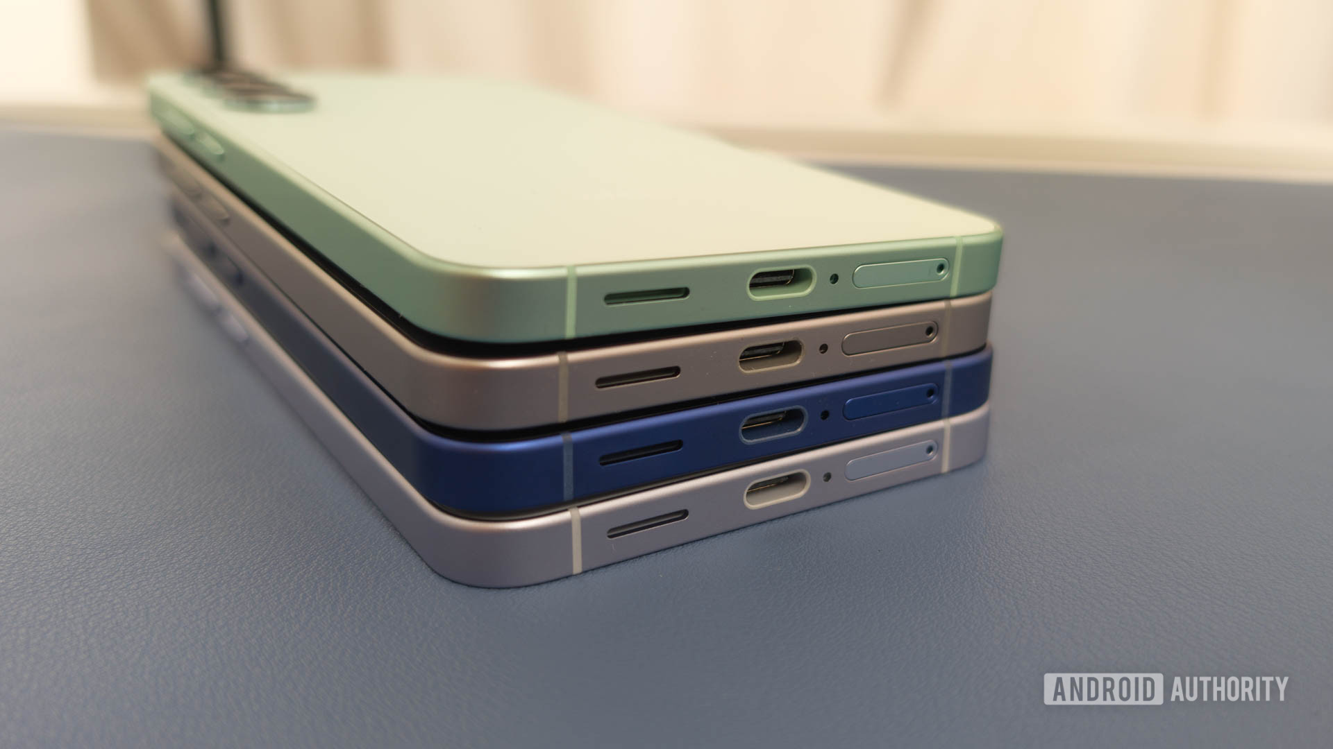 Samsung Galaxy S25 Plus empilhados um sobre o outro mostrando todas as quatro cores