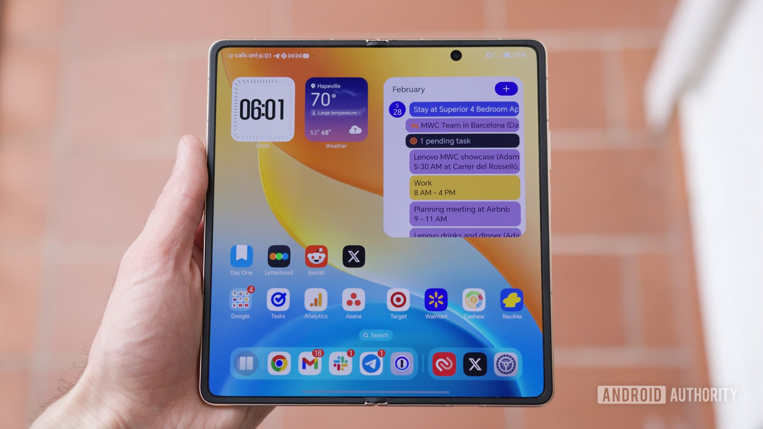 O HONOR Magic V6 com o display interno ligado.
