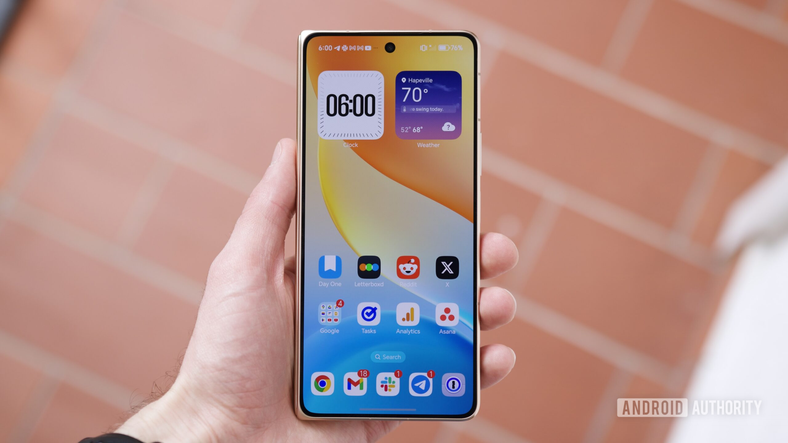 O HONOR Magic V6 com o display frontal ligado.