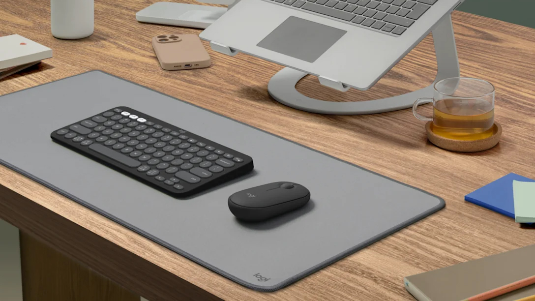 Logitech Pebble Mouse 2 M350s na mesa