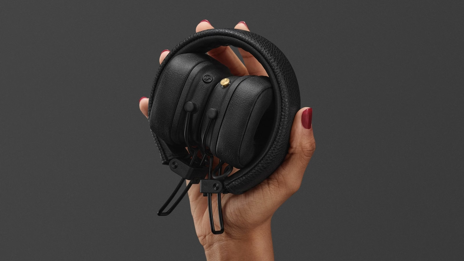 Mulher segurando Marshall Major V