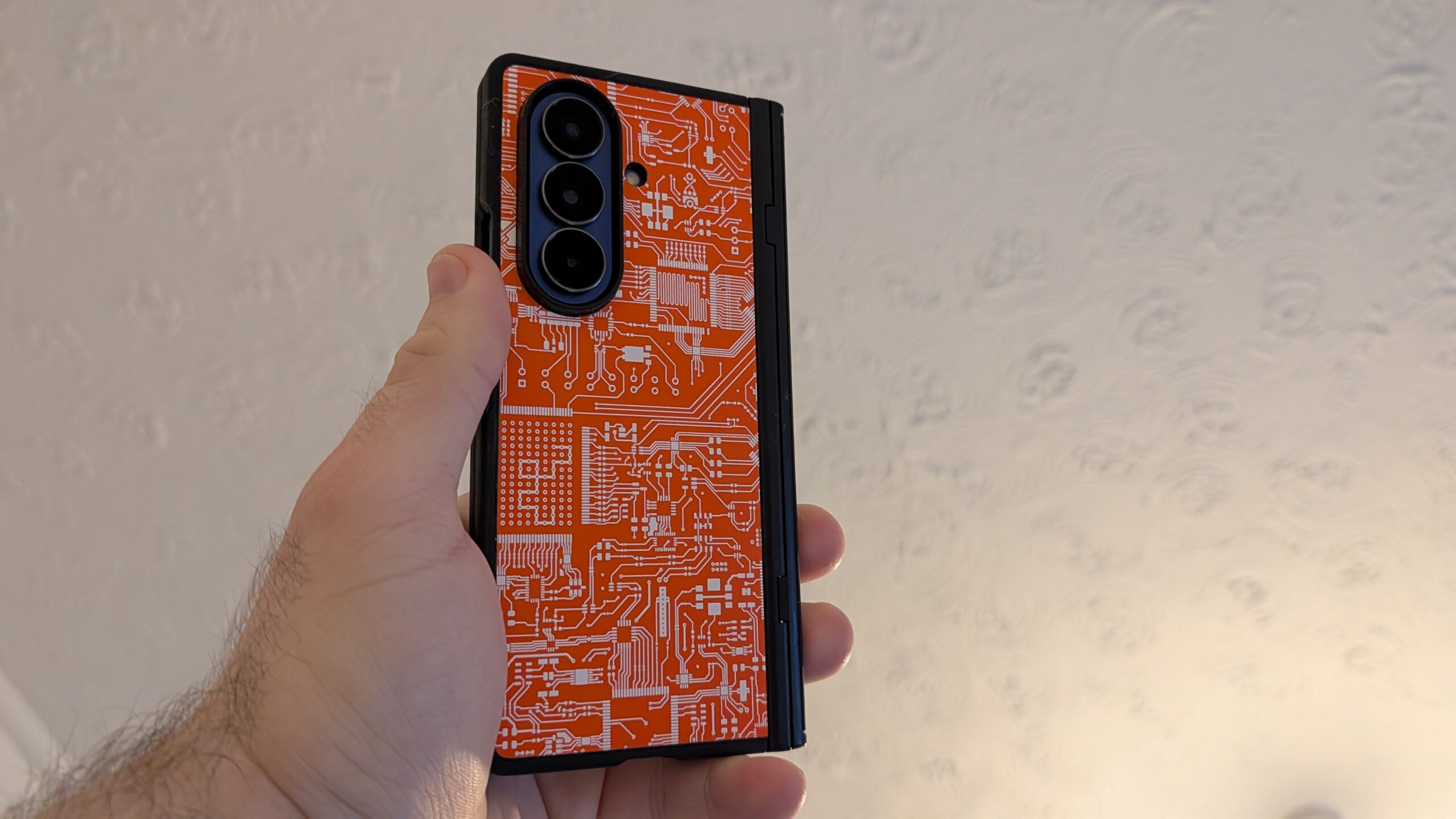 dbrand grip dobra 7 na mão