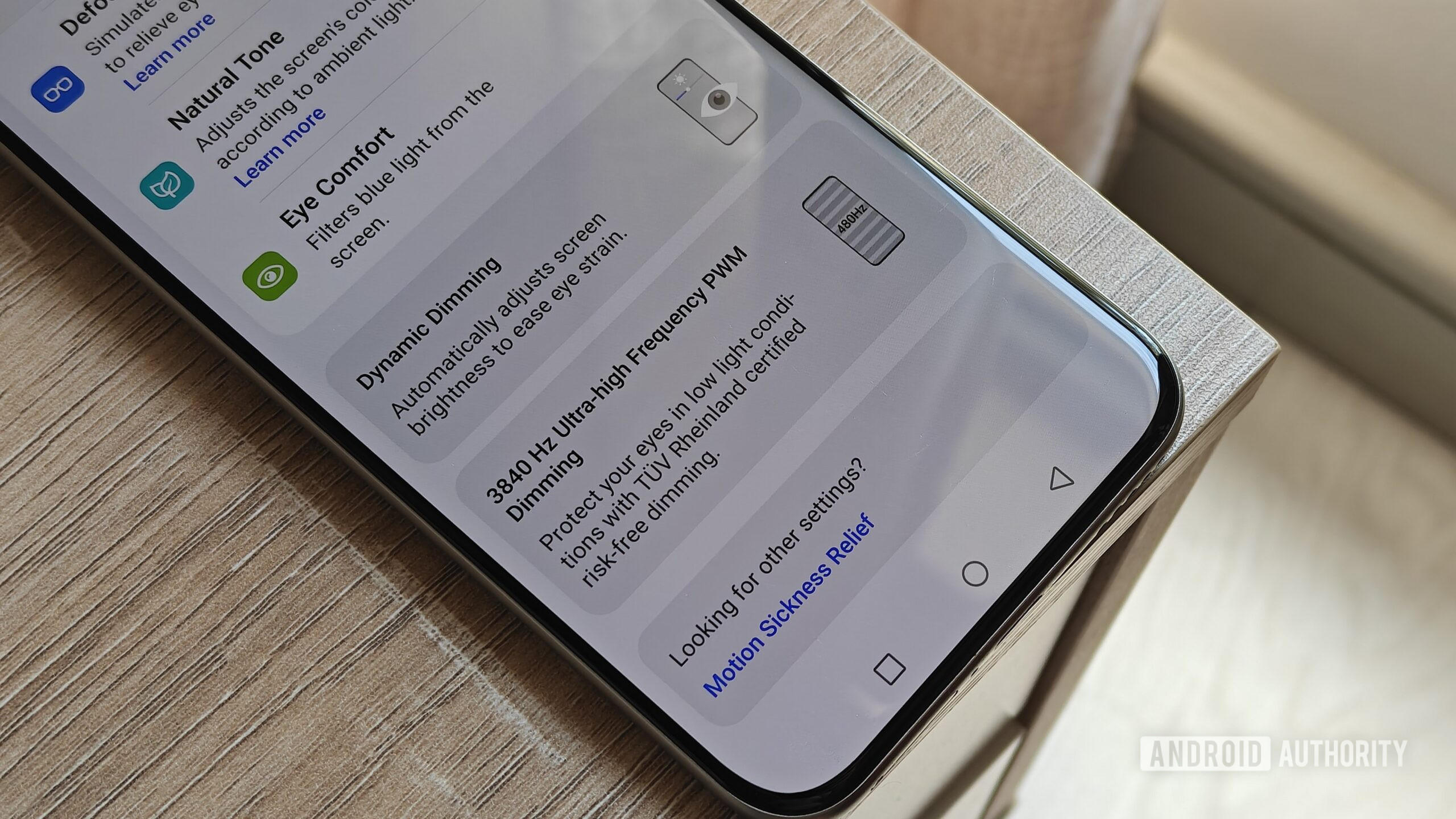 um smartphone honor 400 pro com detalhes de escurecimento pwm nas configurações da tela