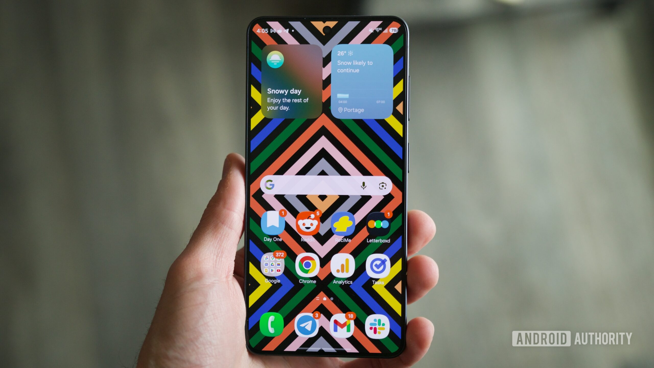 Alguém segurando um Samsung Galaxy S26 com a tela ligada.