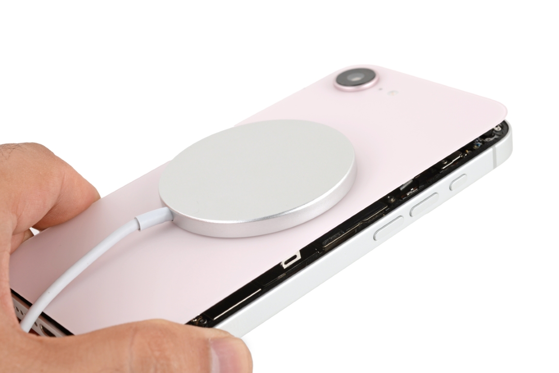 iPhone 16e com carregador MagSafe após transplantar um iPhone 17e de volta iPhone 16e com carregador MagSafe após transplantar um iPhone 17e de volta