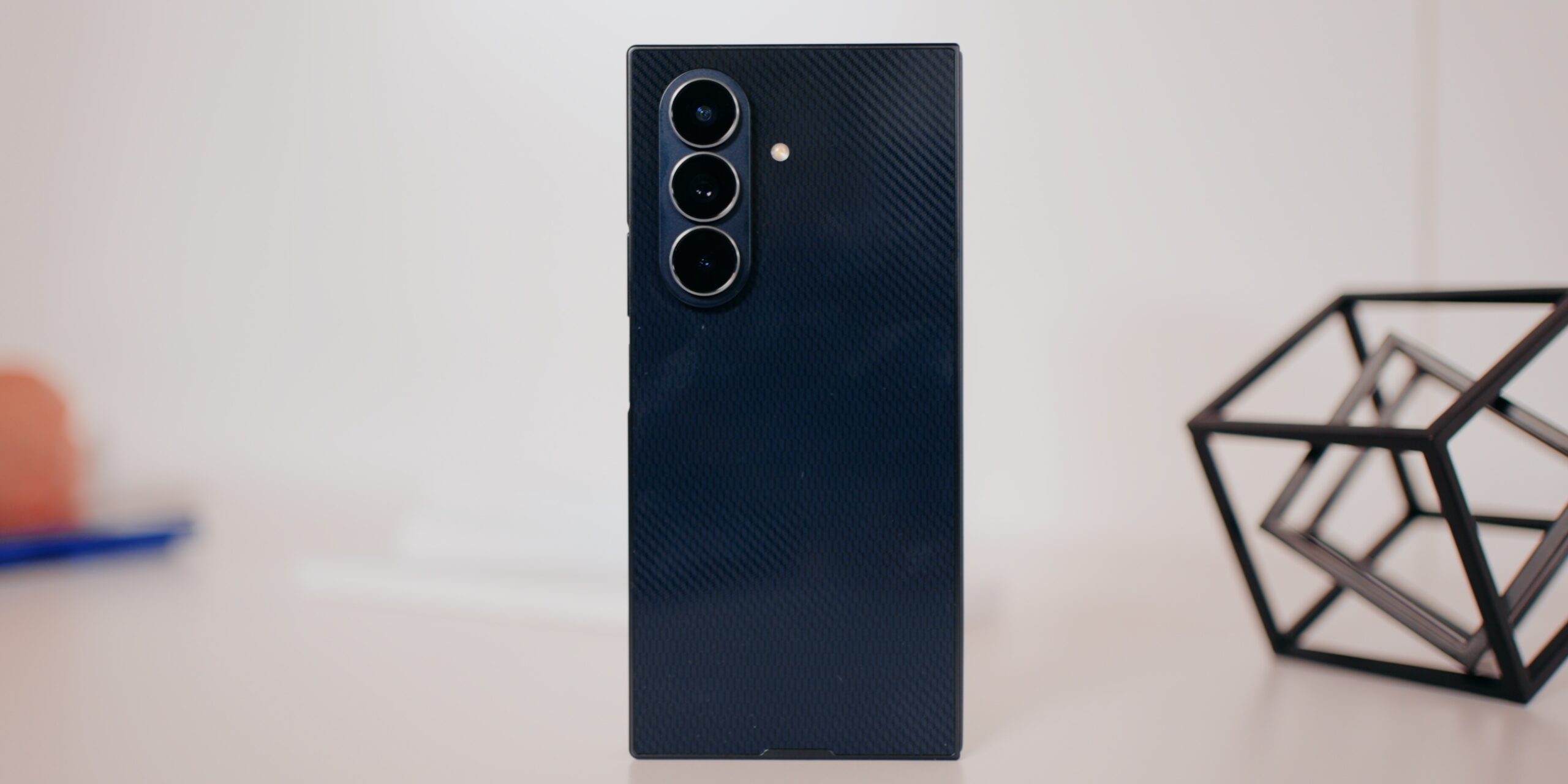 Samsung Galaxy Z com três dobras traseiras Samsung Galaxy Z com três dobras traseiras