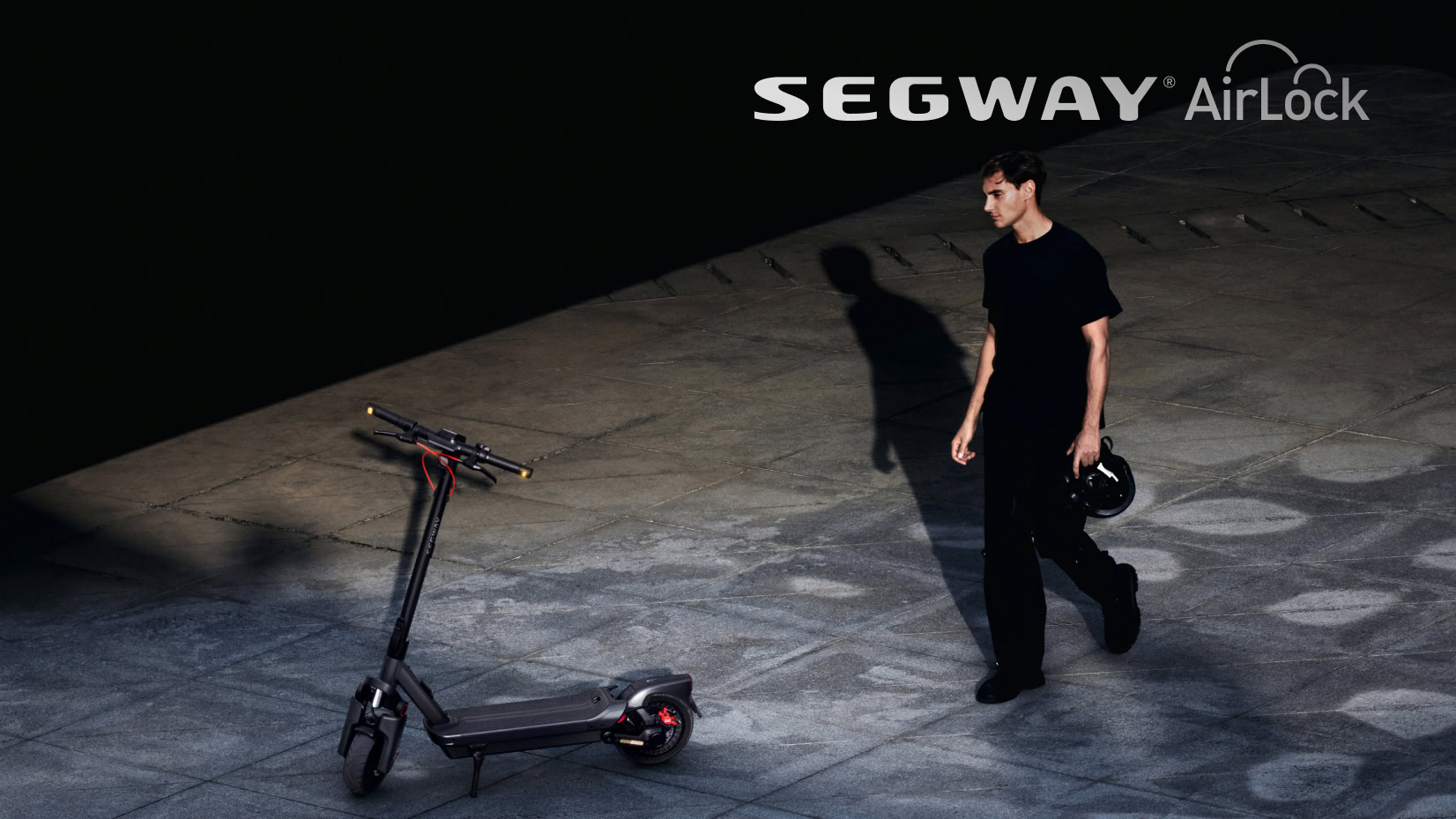 Pessoa caminhando em direção à Scooter Elétrica Segway Max G3