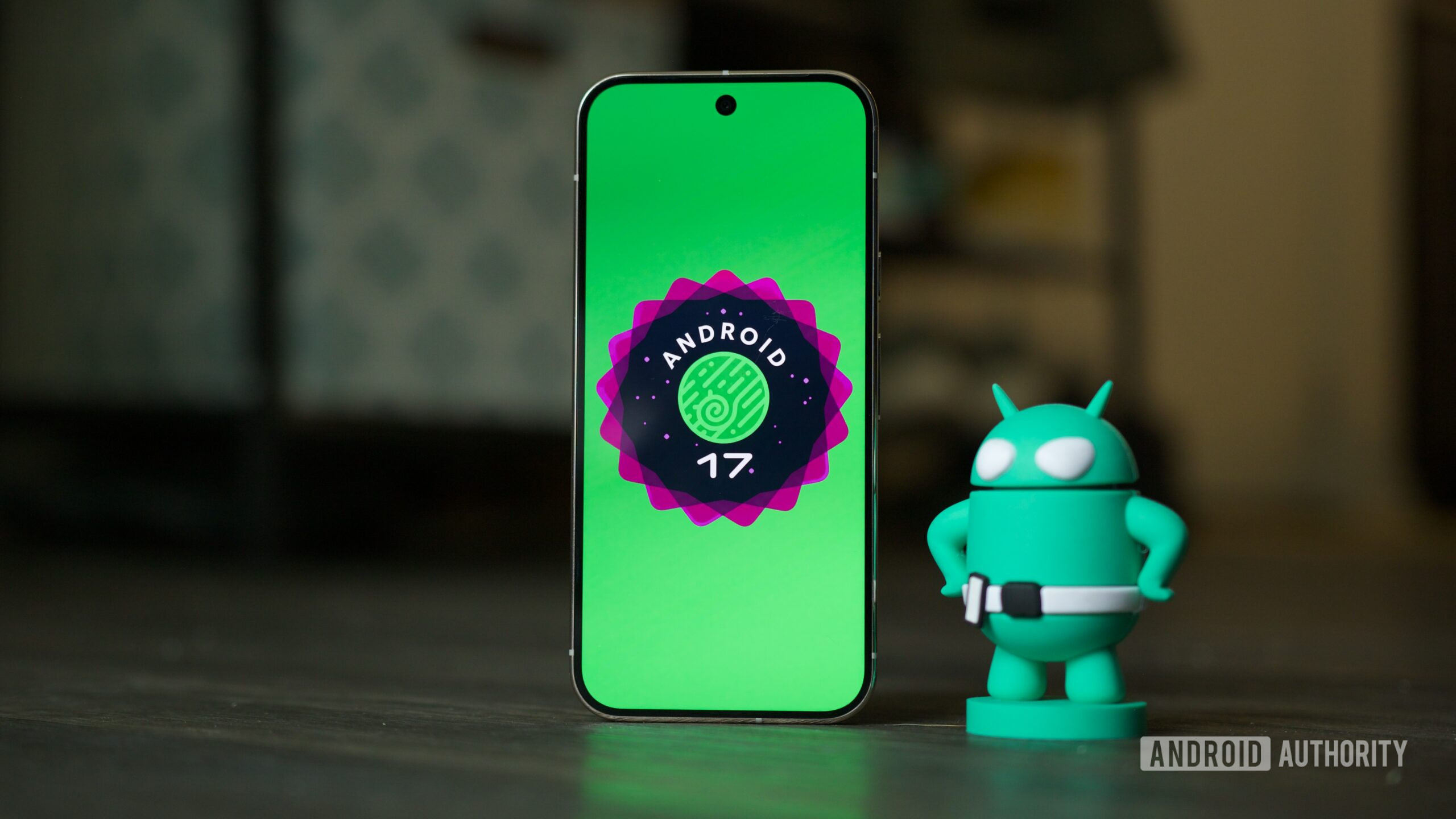 O logotipo do Android 17 em um smartphone Pixel.