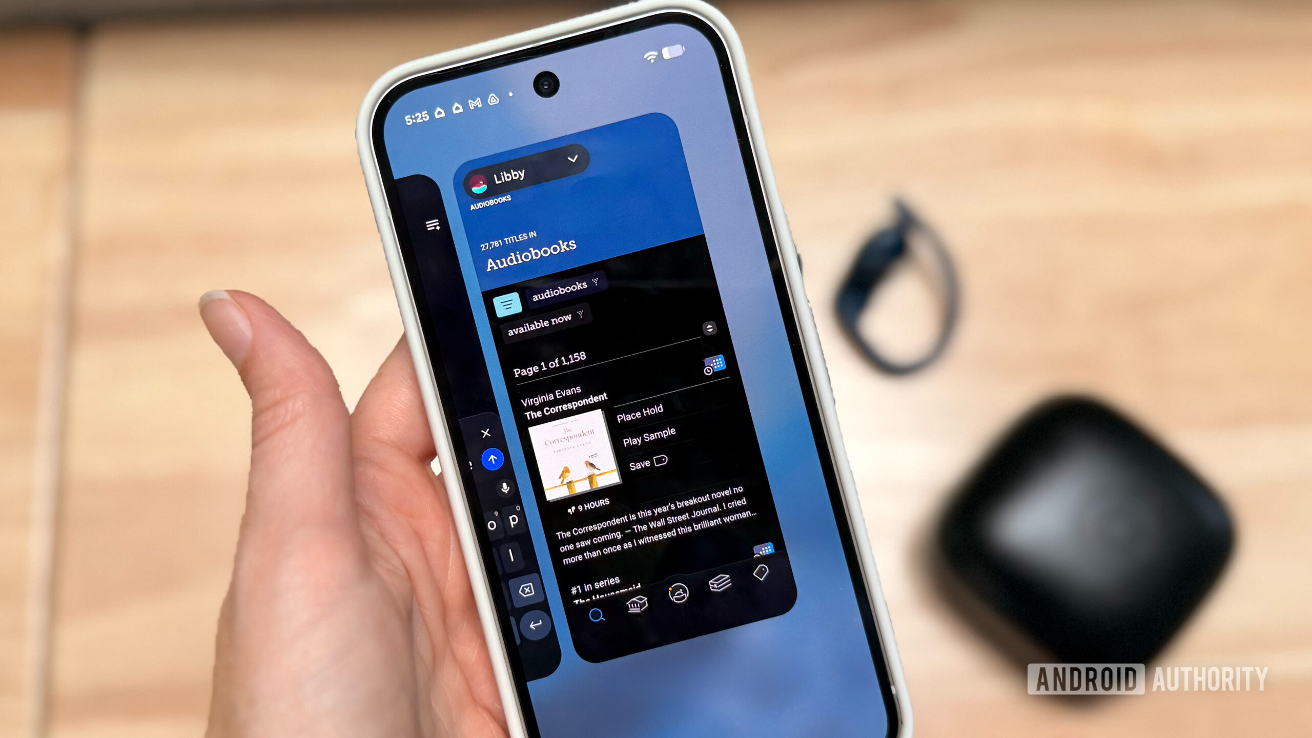 Um usuário Libby abre a seção de audiolivros do aplicativo.