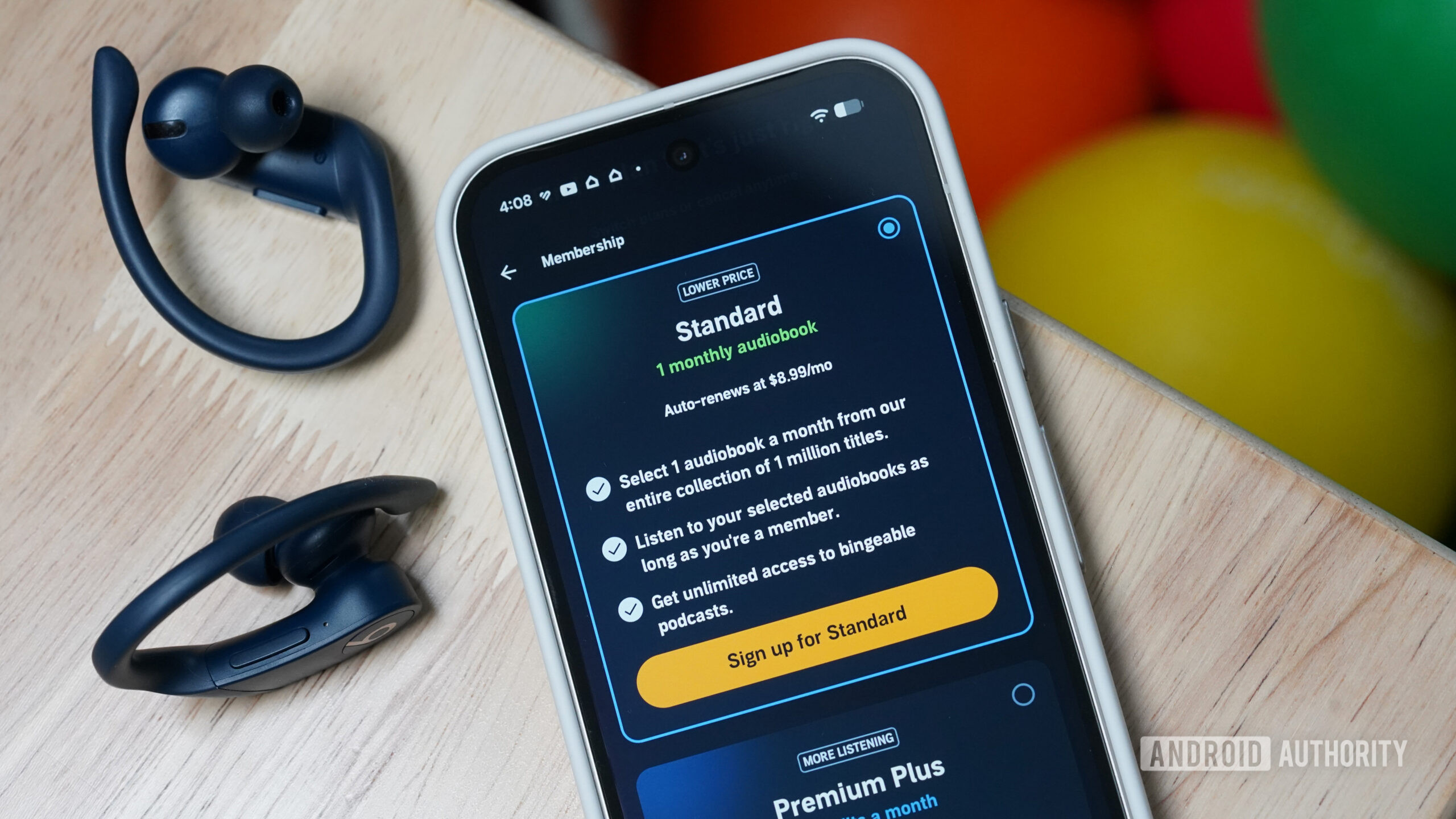 Um telefone Pixel exibe o plano padrão do aplicativo Audible.