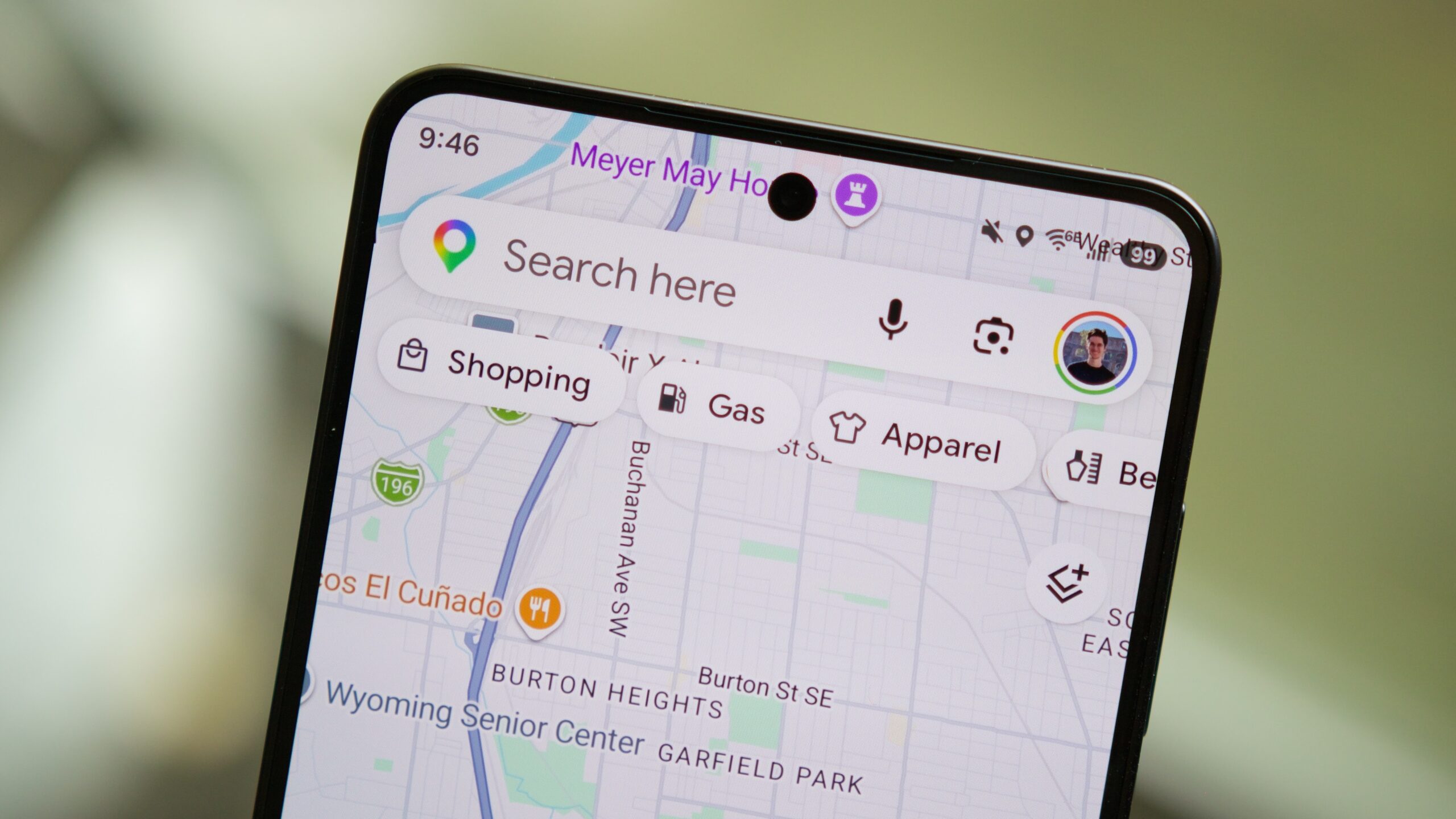 ícone de gás herói da barra de pesquisa do Google Maps Barra de pesquisa do Google Maps com o "Gás" botão abaixo dele.