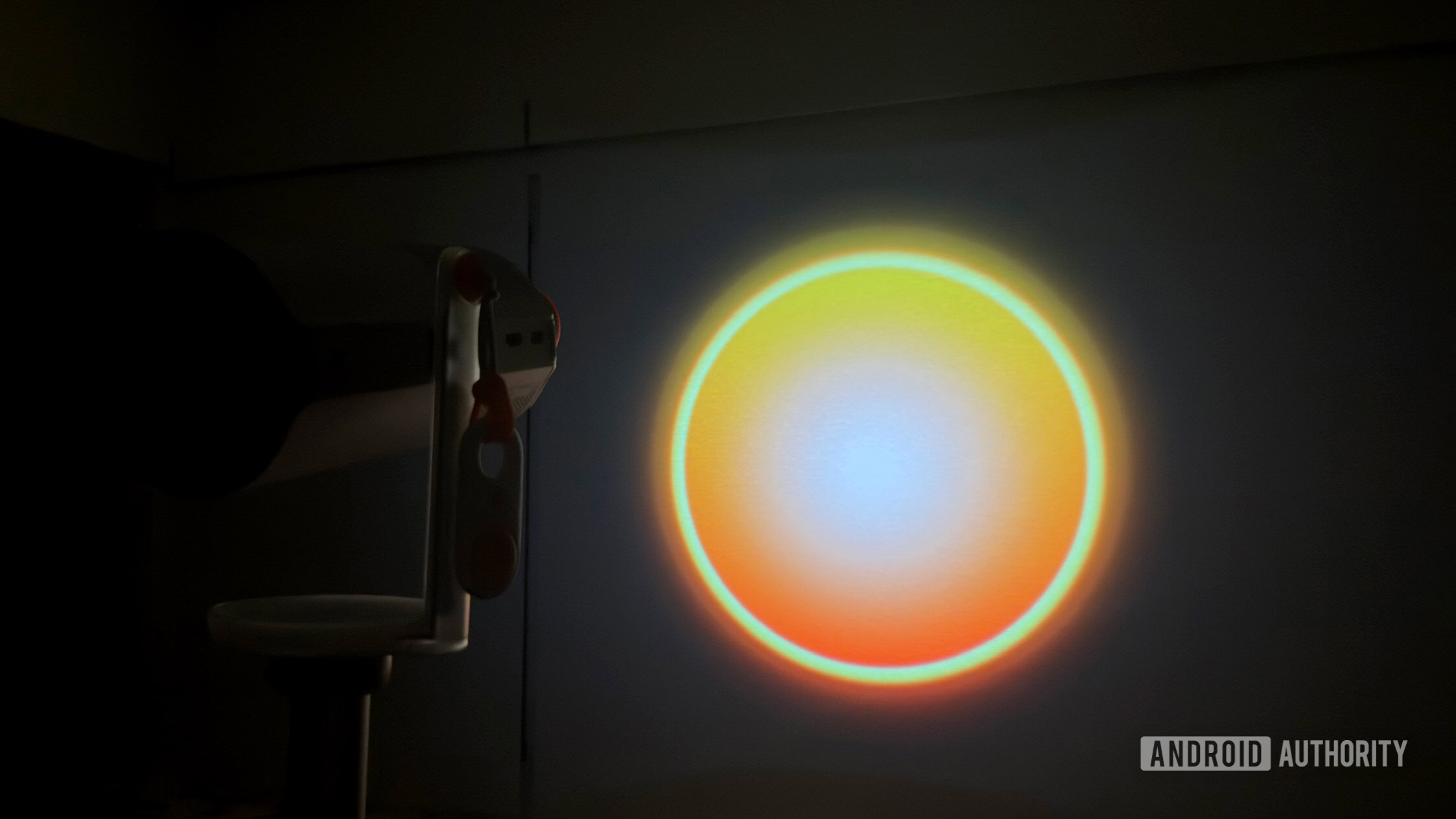 Um XGIMI Mogo 4 projeta o filtro magnético com tema solar.