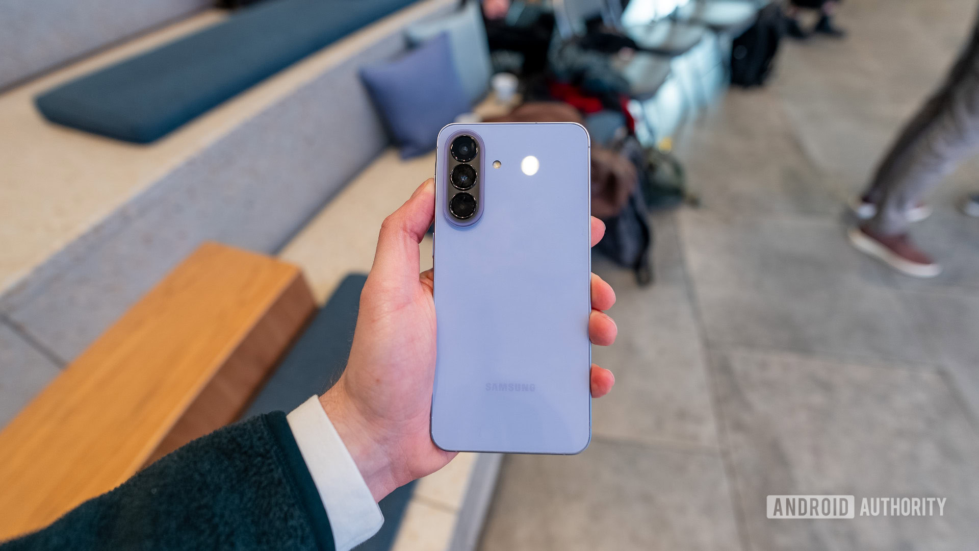 Samsung Galaxy A57 na mão Samsung Galaxy A57 na mão