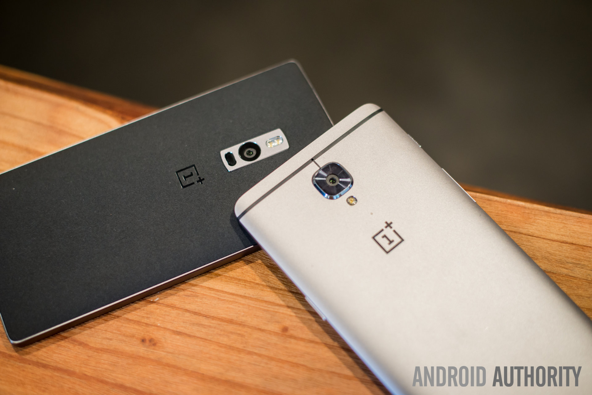 OnePlus 2 e OnePlus 3 próximos um do outro.