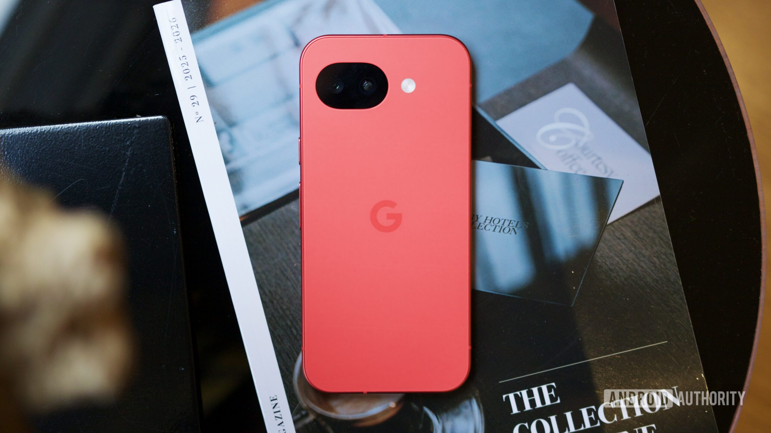 google pixel 10a berry mãos em joe 1 O Berry Google Pixel 10a deitado de bruços em uma mesa de centro.