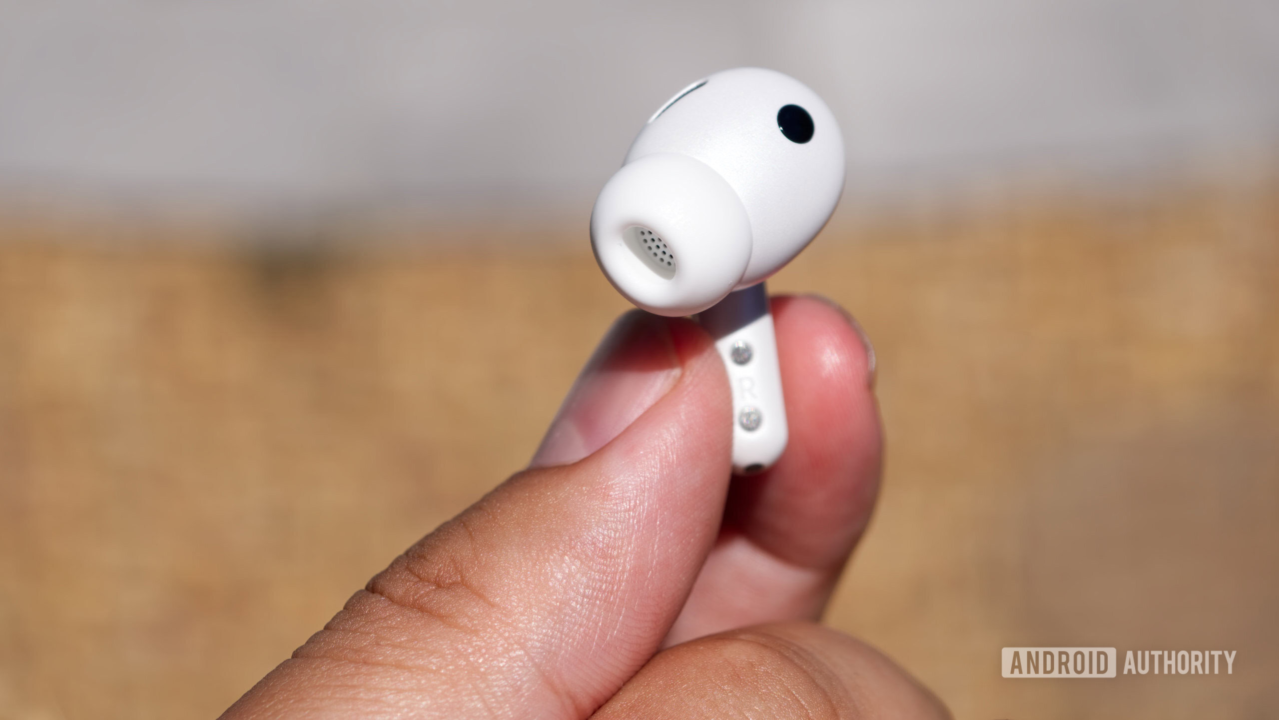 Botão Samsung Galaxy Buds 4 Pro na mão Botão Samsung Galaxy Buds 4 Pro na mão