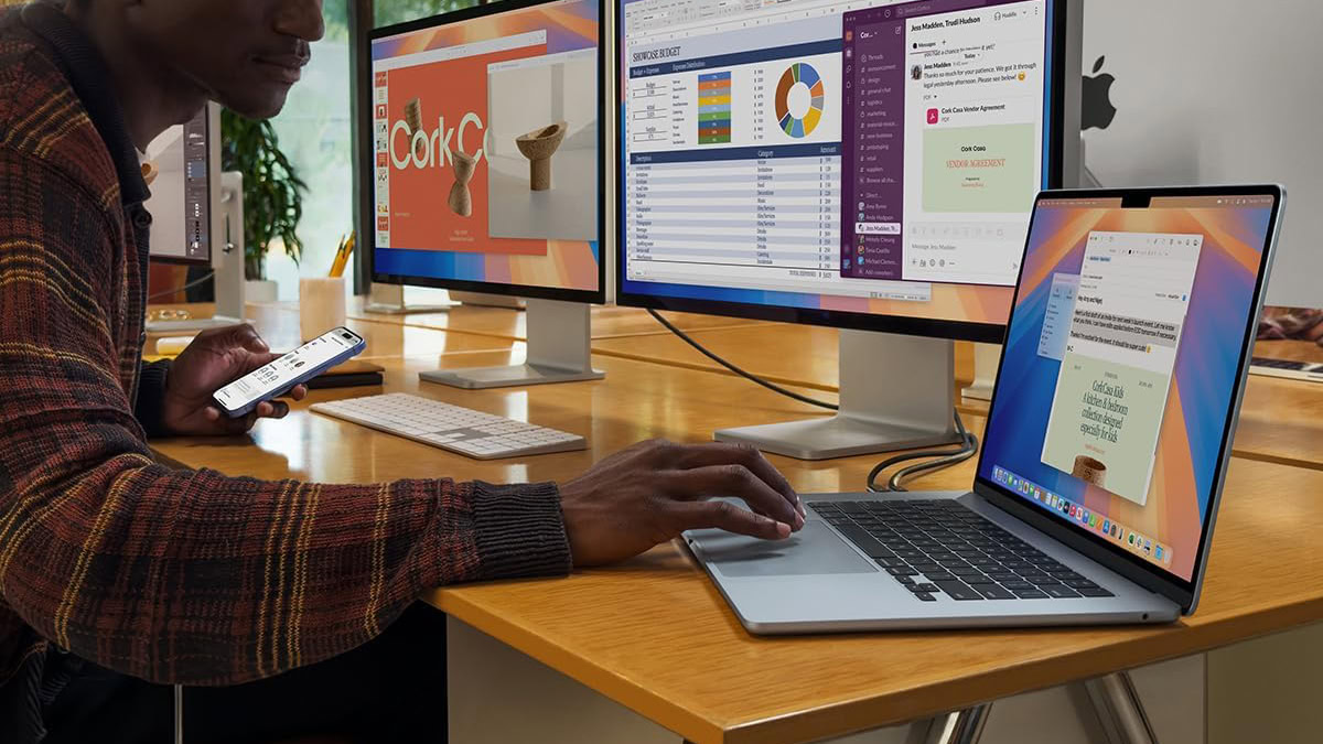 Homem usando Apple MacBook Air M4 de 15 polegadas na mesa Homem usando Apple MacBook Air M4 de 15 polegadas na mesa