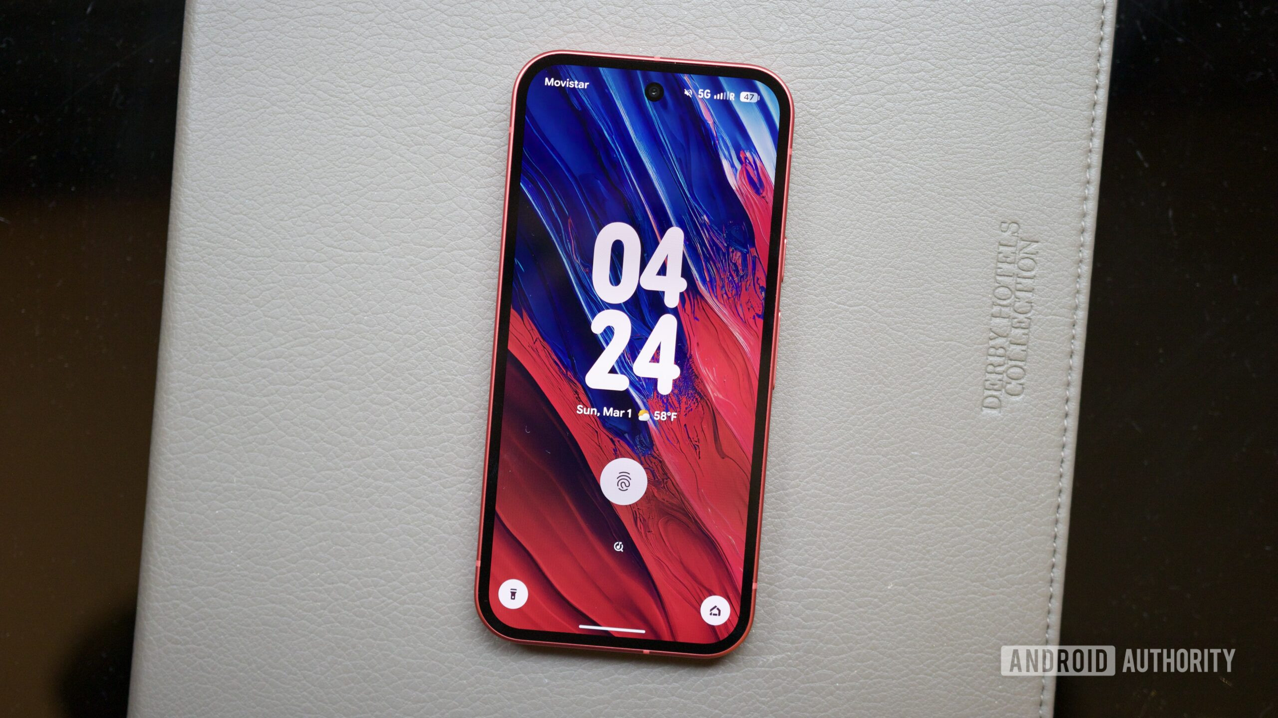 google pixel 10a berry mãos na marca d'água joe 8 O Pixel 10a mostrando sua tela de bloqueio.