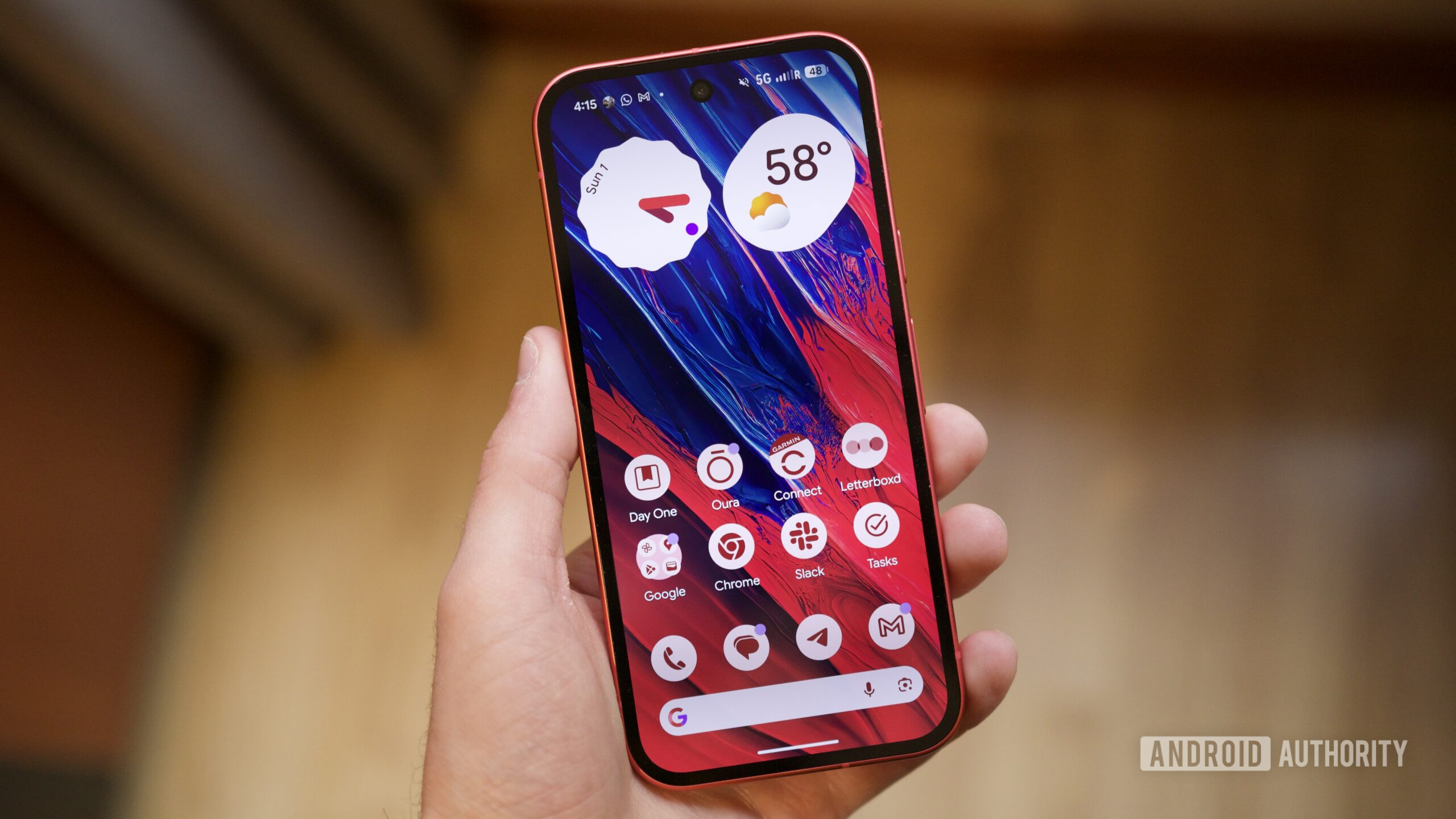 google pixel 10a berry mãos em joe 3 O Google Pixel 10a com a tela ligada.