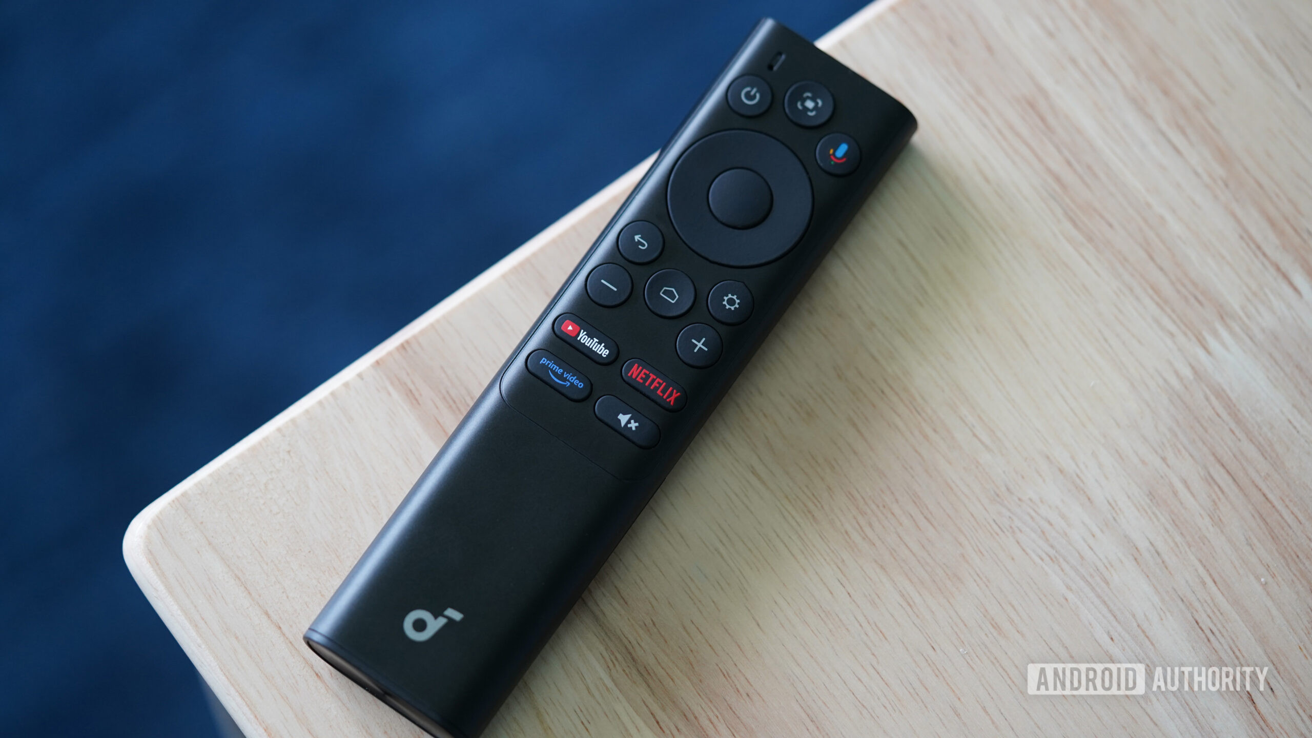 O Soundcore Nebula P1i vem com um controle remoto inteligente básico.