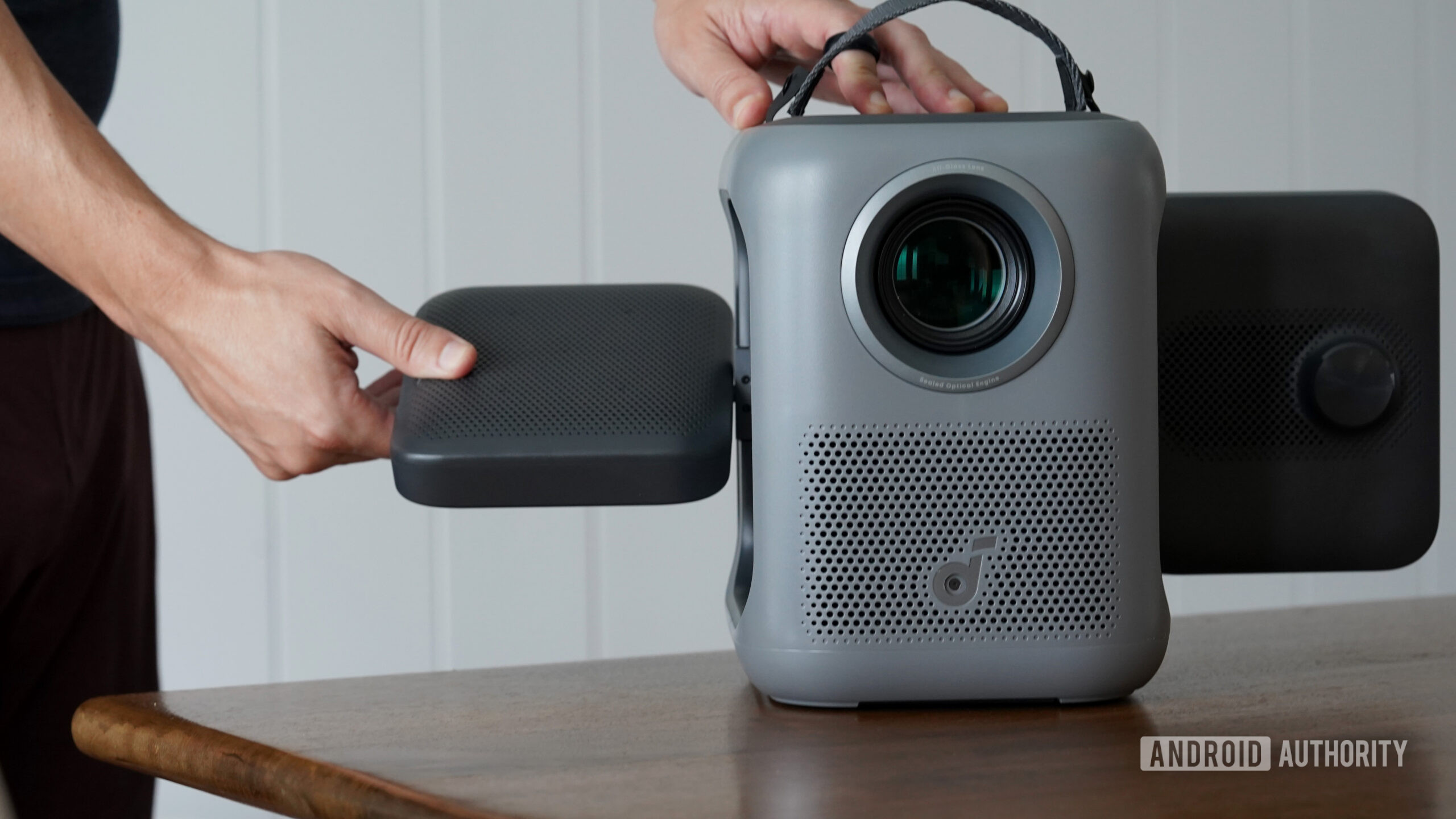 O Soundcore Nebula P1i possui painéis de alto-falantes dobráveis.