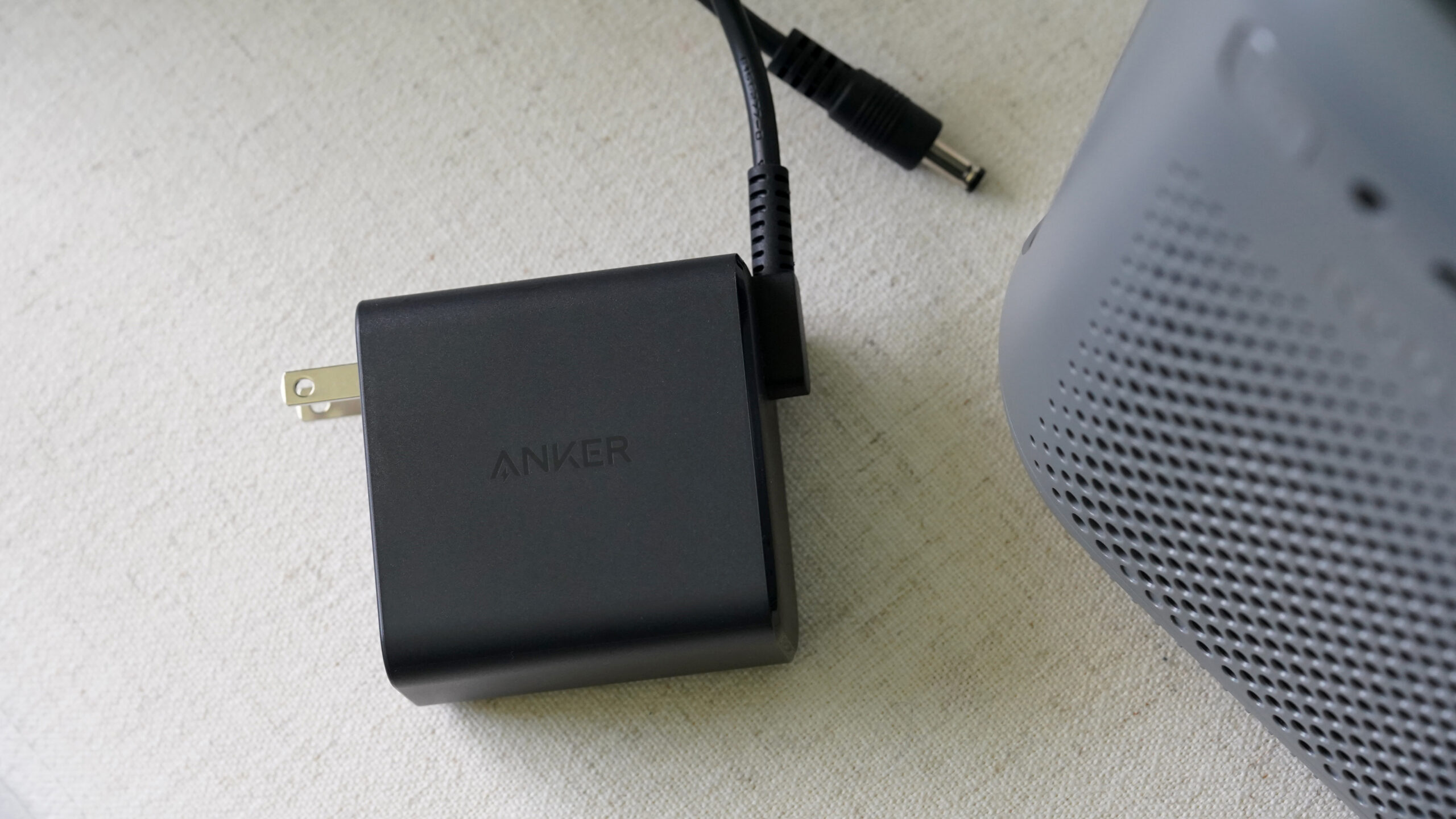 O Soundcore Nebula P1i depende de uma fonte de energia.