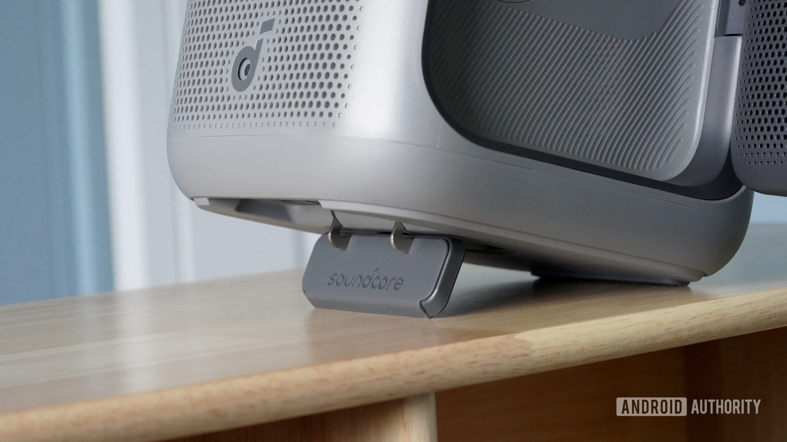 O suporte permite que o Soundcore Nebula P1i se incline ligeiramente para cima.