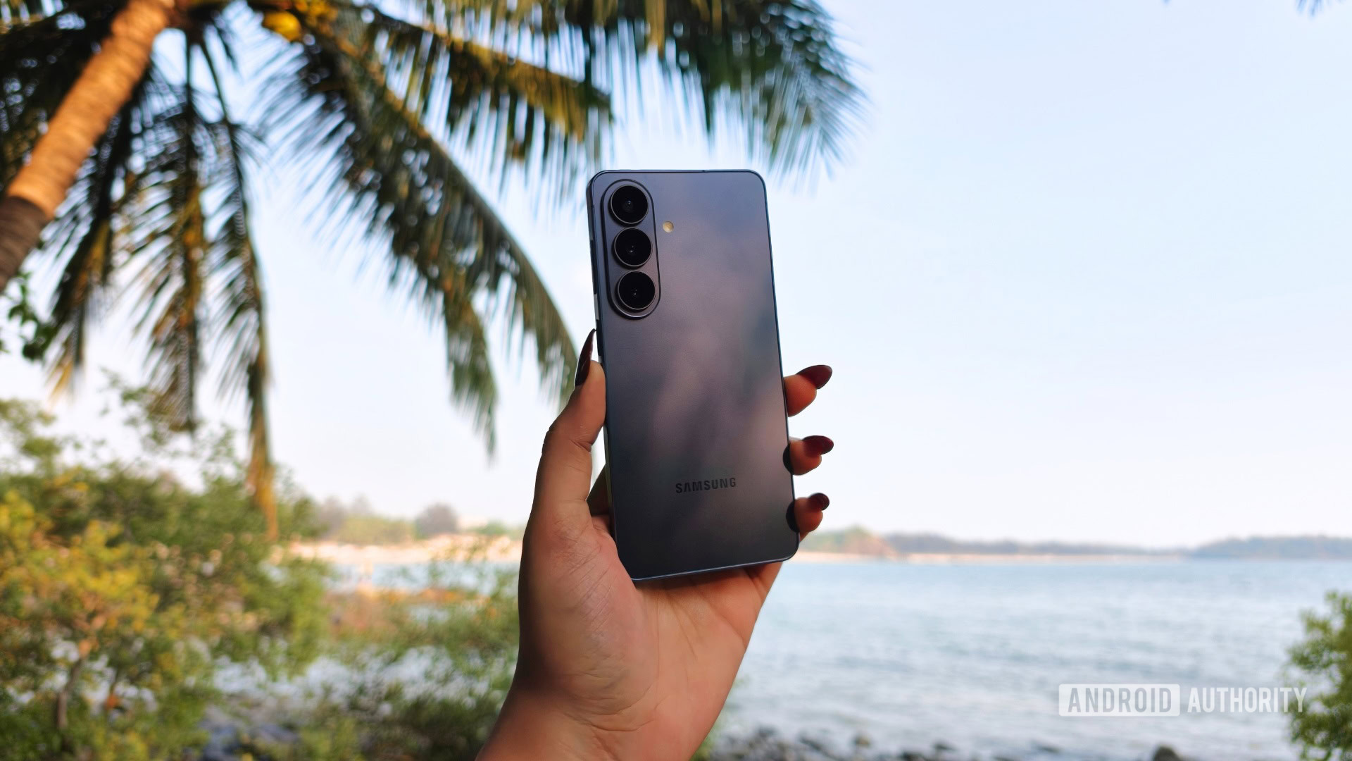 Design sem título Samsung Galaxy S26 Design Alguém segurando o Galaxy S26, mostrando a parte traseira do telefone.