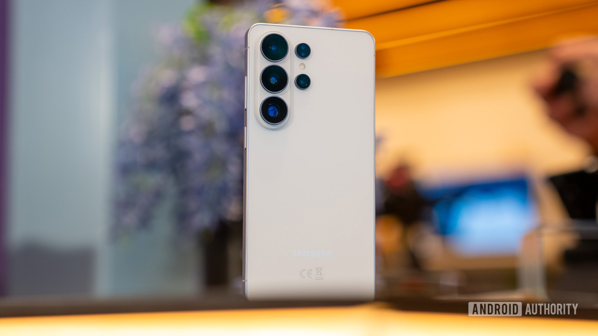 Samsung Galaxy S26 Ultra branco em ângulo lateral levantado Samsung Galaxy S26 Ultra branco em ângulo lateral levantado