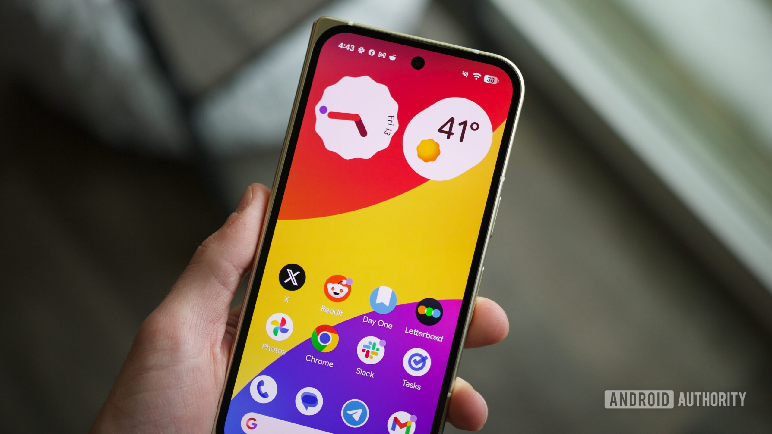 Pixel executando o Android 17 Beta 1, mostrando uma tela inicial sem o At a Glance.