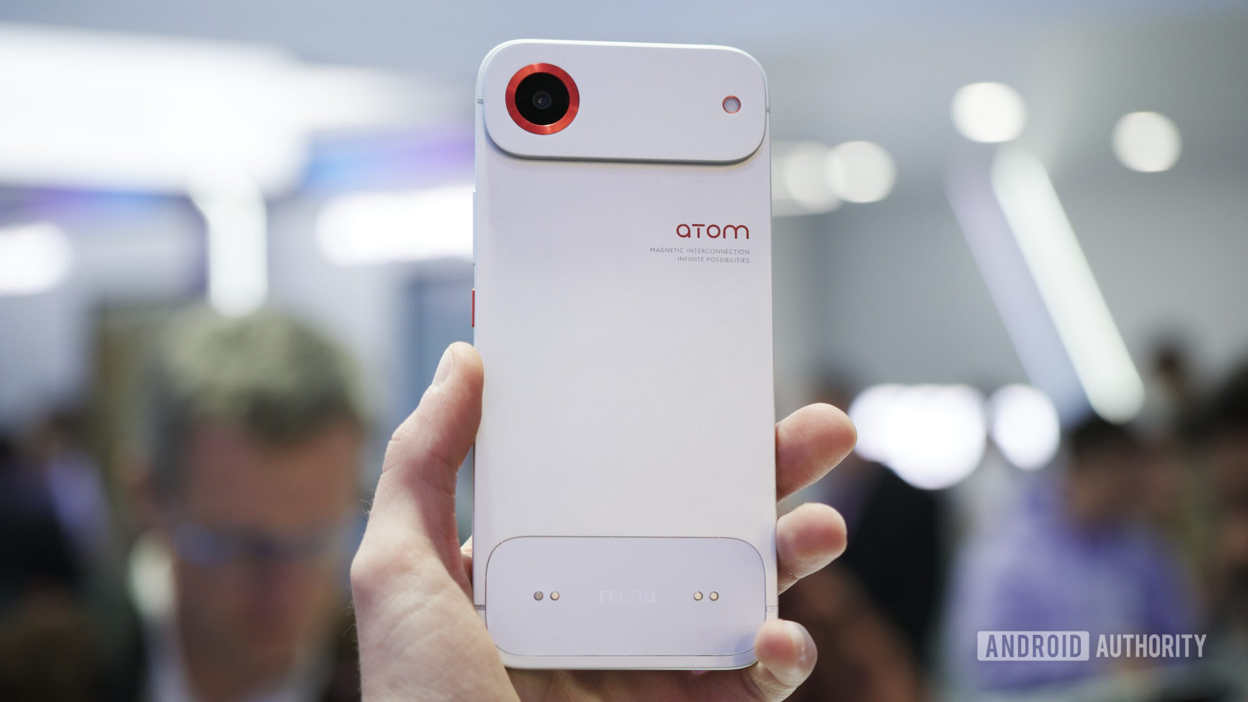 telefone conceito modular tecno mwc 2026 9 Alguém segurando o telefone conceito TECNO no MWC 2026.