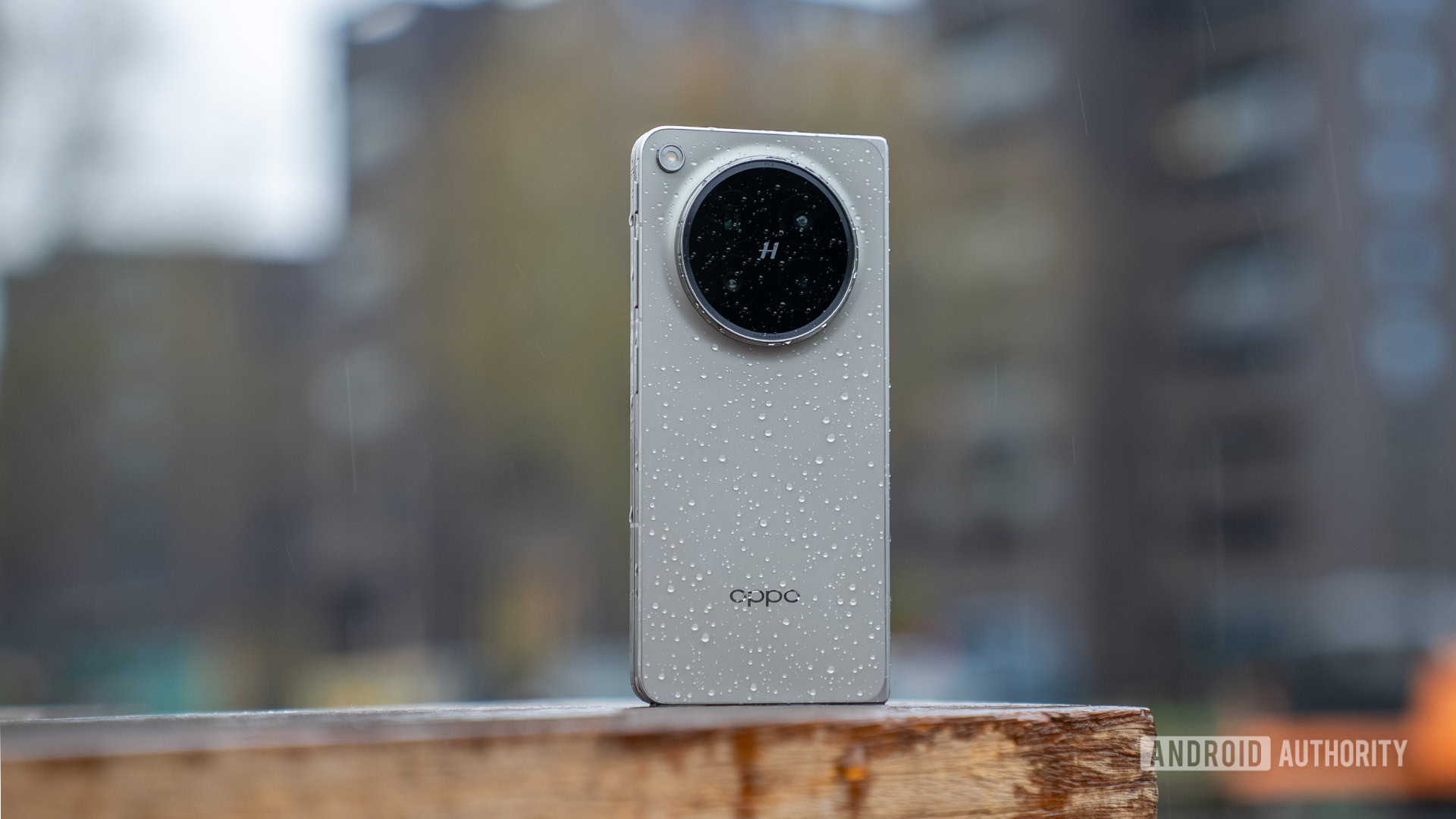 Oppo Find N6 estava na mesa