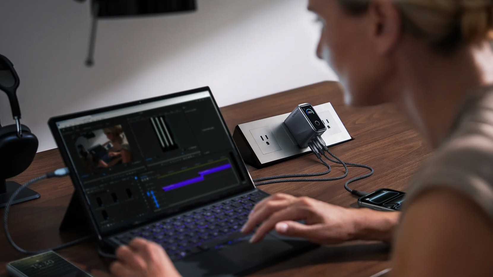 Carregador Anker Prime 160W usado por mulher Carregador Anker Prime 160W usado por mulher