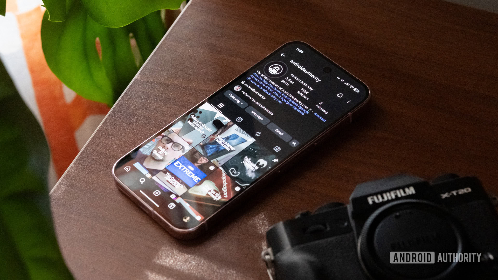 Um Google Pixel 9 Pro em uma mesa, mostrando o aplicativo Instagram.