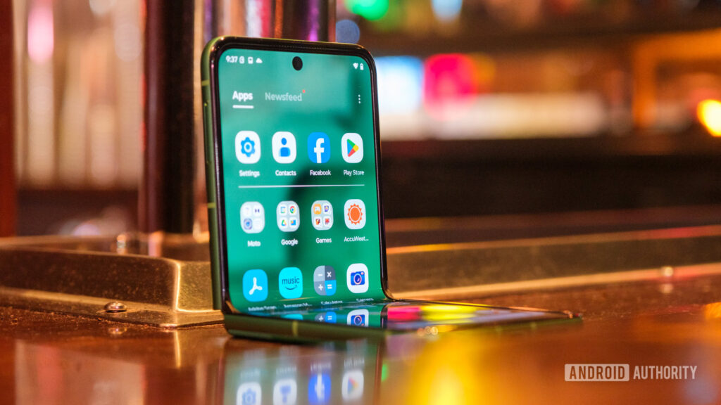 Moto Razr 2026 pode vir com mais opções de armazenamento, mostram especificações