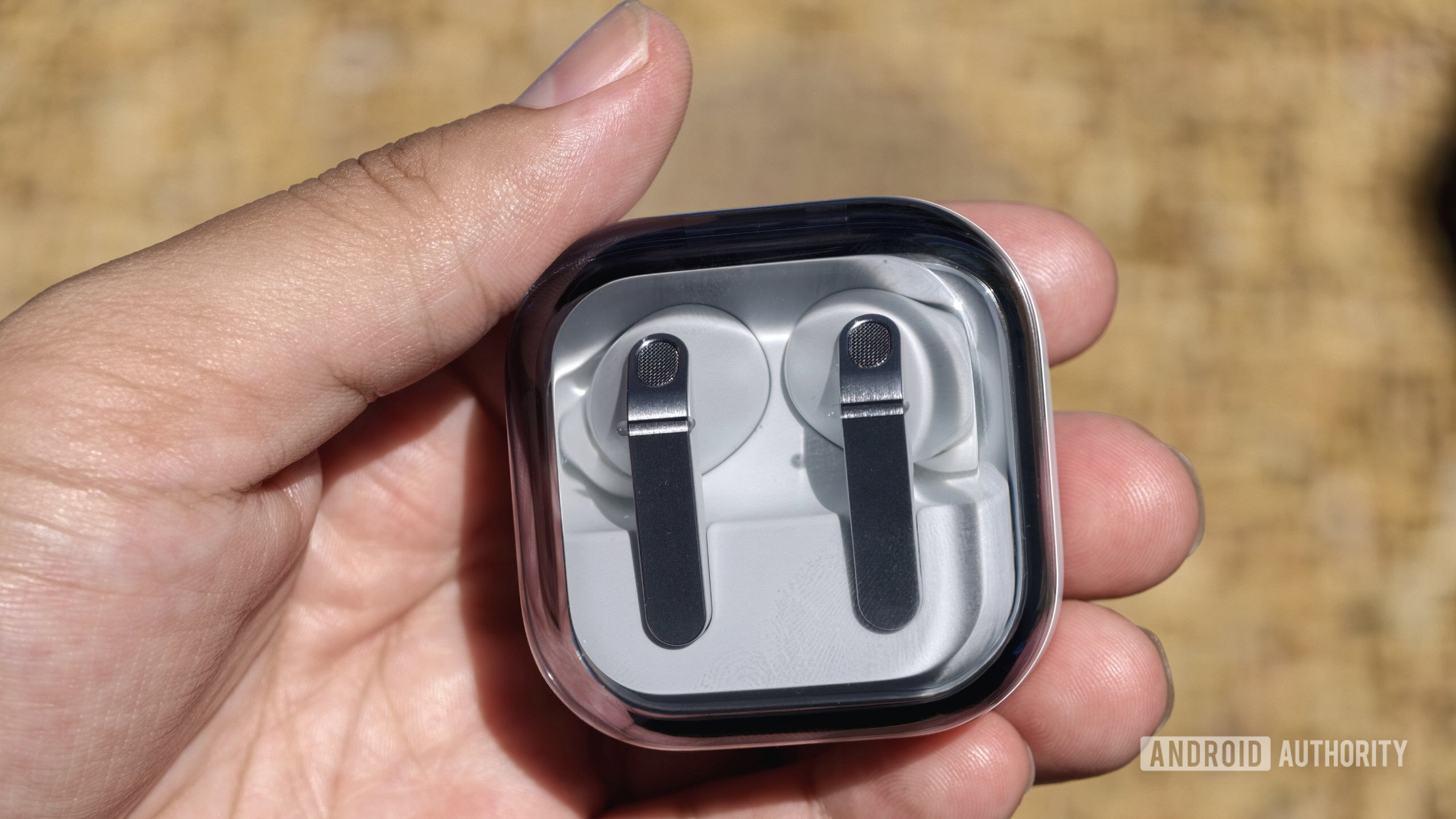 Samsung Galaxy Buds 4 Pro no estojo de carregamento 1 Samsung Galaxy Buds 4 Pro no estojo de carregamento 1