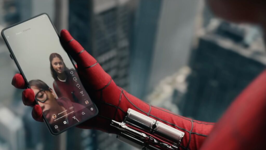 O Homem-Aranha troca o Xperia por um Galaxy Z Flip no novo dia, e a internet não consegue superar isso