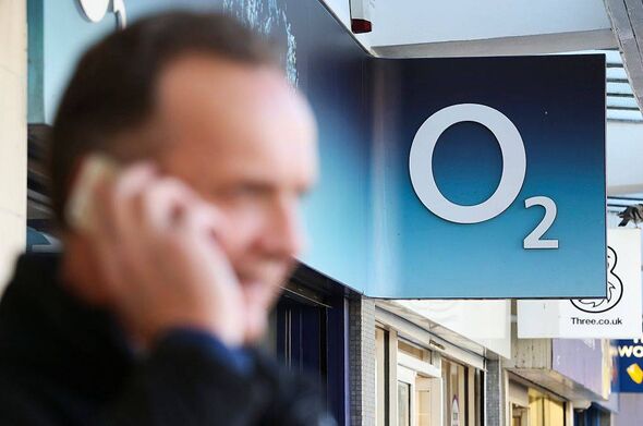 Homem conversando por telefone fora da O2