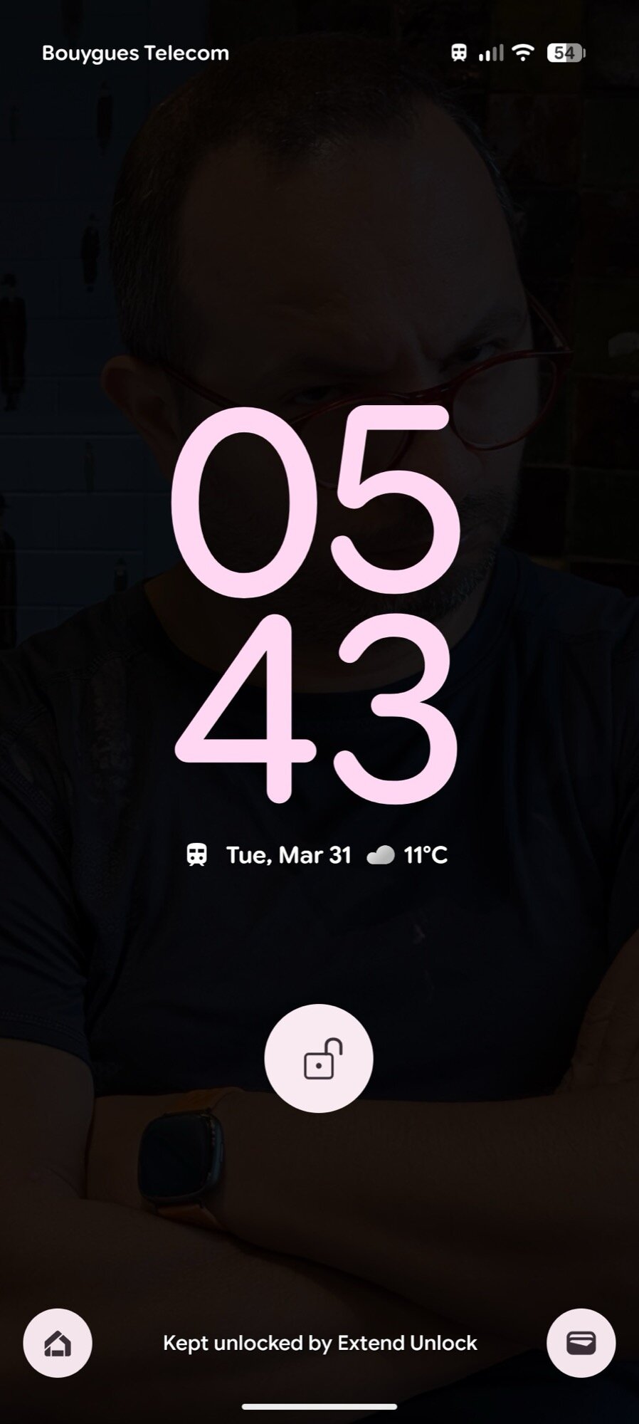 captura de tela pixel android modo de trânsito tela de bloqueio de papel de parede escuro