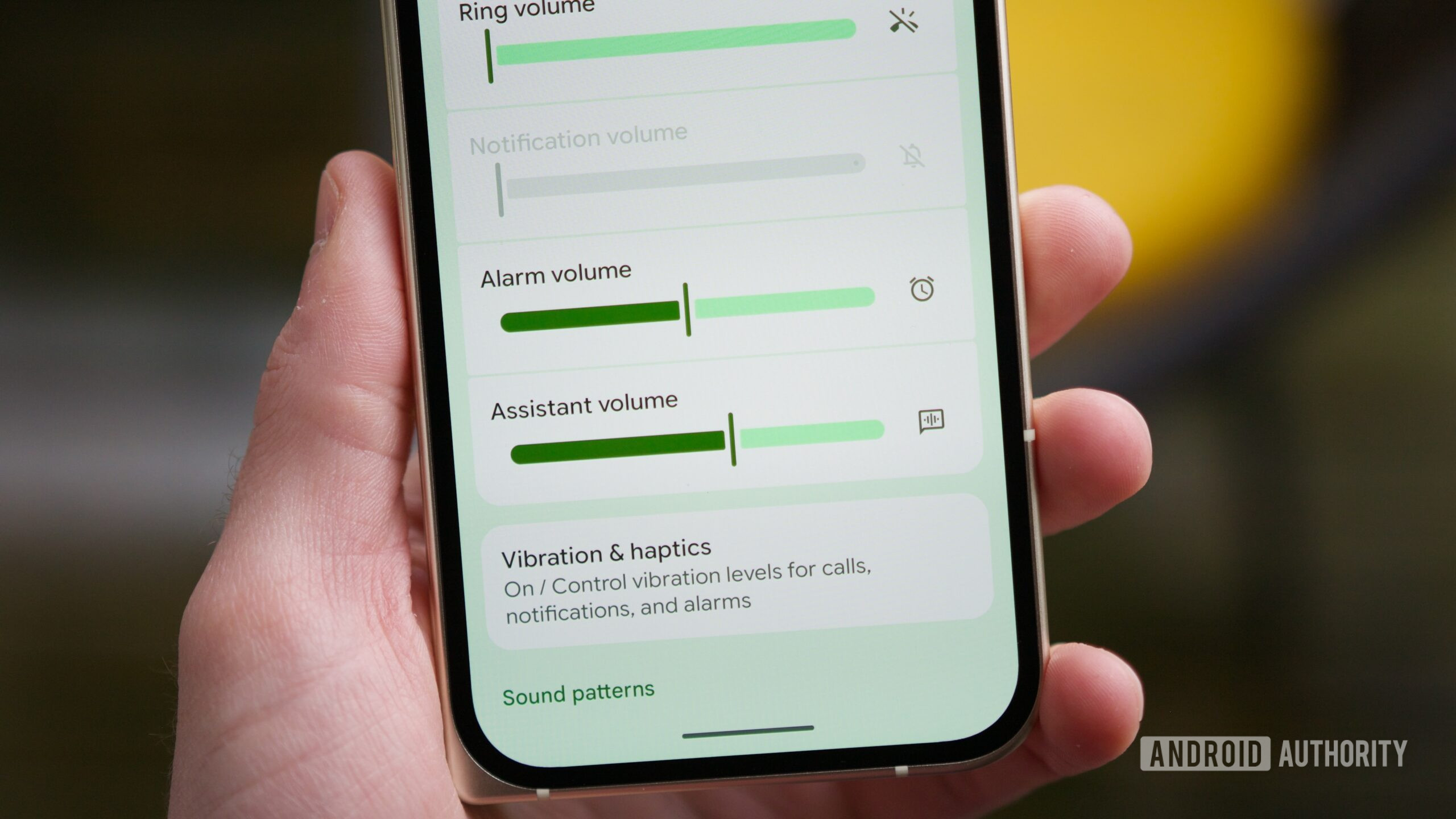 Controle deslizante de volume do assistente no Android 17 Beta 3.