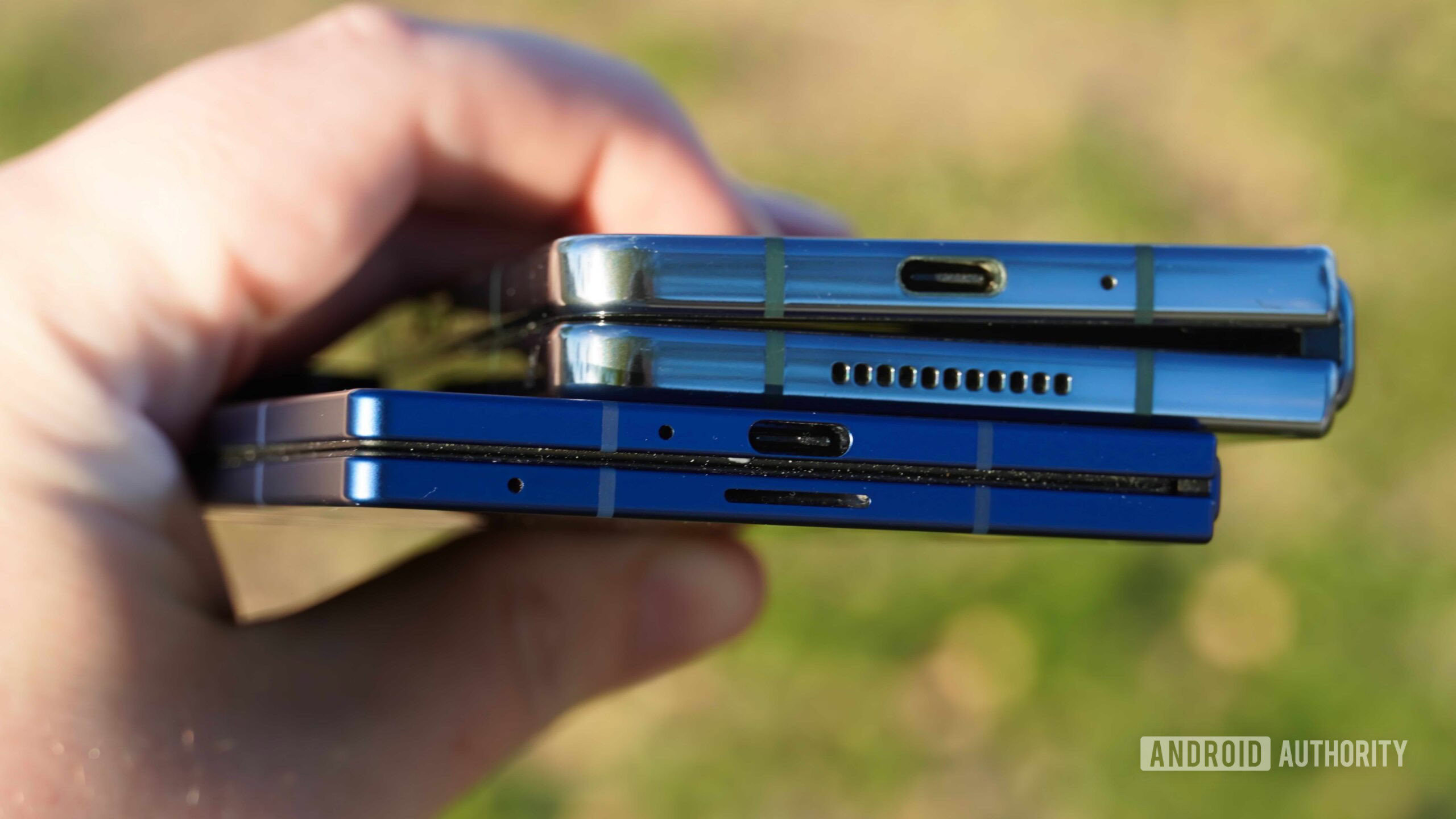 Z Fold 7 vs Fold 4 1 Fixo A comparação de espessura entre o Samsung Galaxy Z Fold 7 e o Galaxy Z Fold 4.