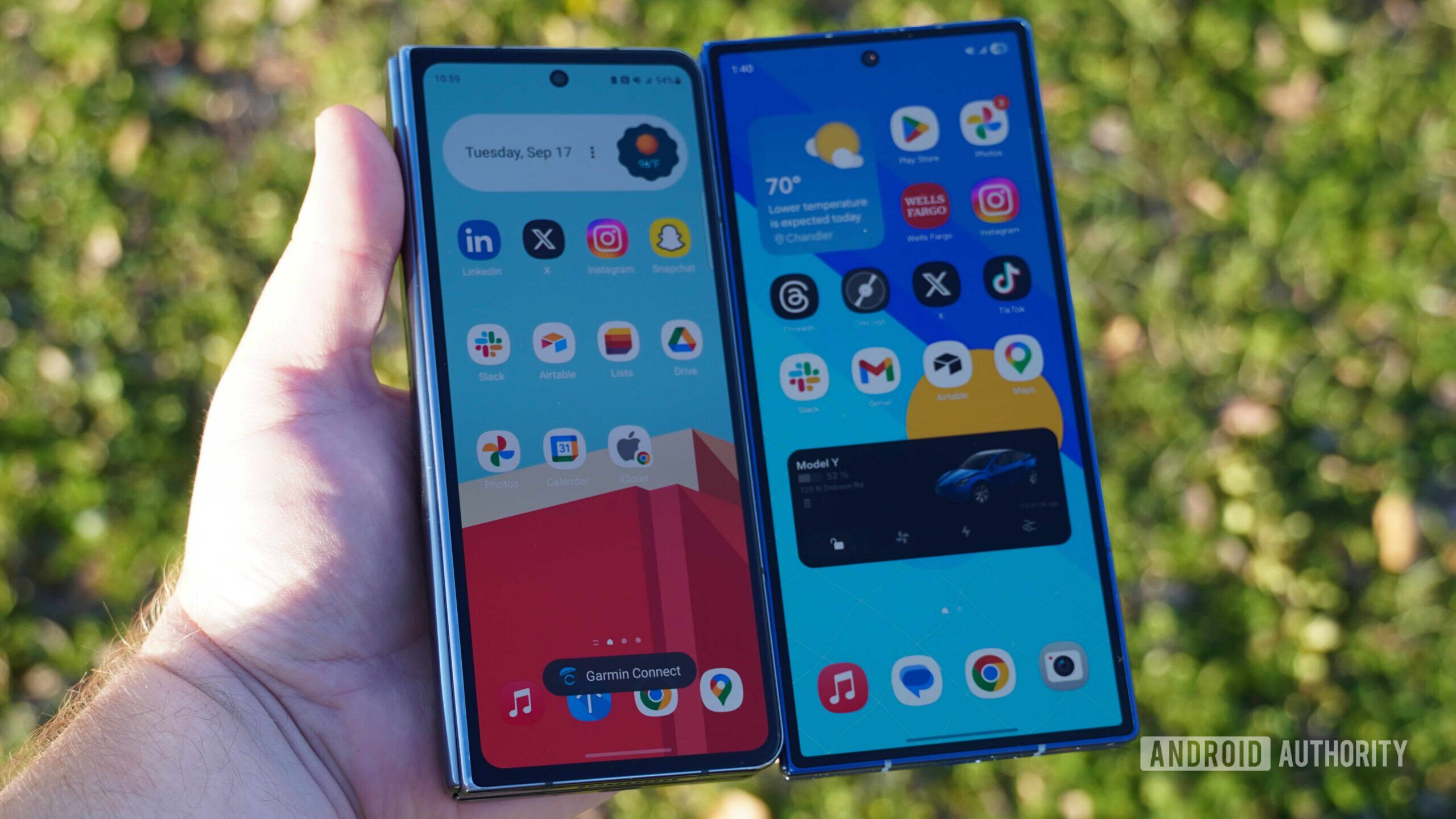 Z Fold 7 vs Fold 4 2 Fixo O Samsung Galaxy Z Fold 4 e o Galaxy Z Fold 7 na mão.