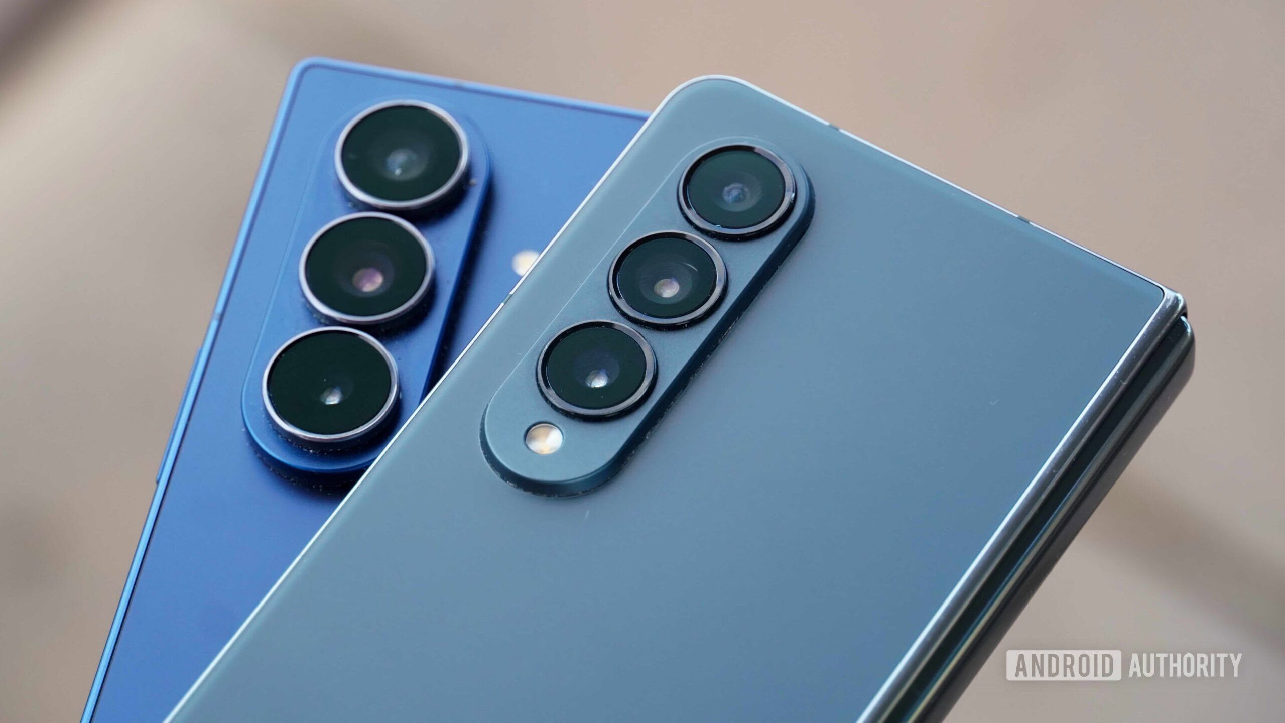 Z Fold 7 vs Fold 4 8 Fixo Os sistemas de câmera traseira no Galaxy Z Fold 7 e Galaxy Z Fold 4.