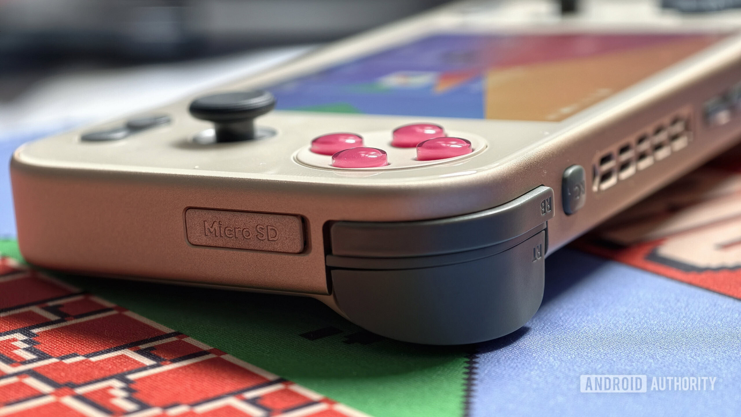 AYANEO Pocket S Mini mostrando slot microSD e teclas de ombro AYANEO Pocket S Mini mostrando slot microSD e teclas de ombro