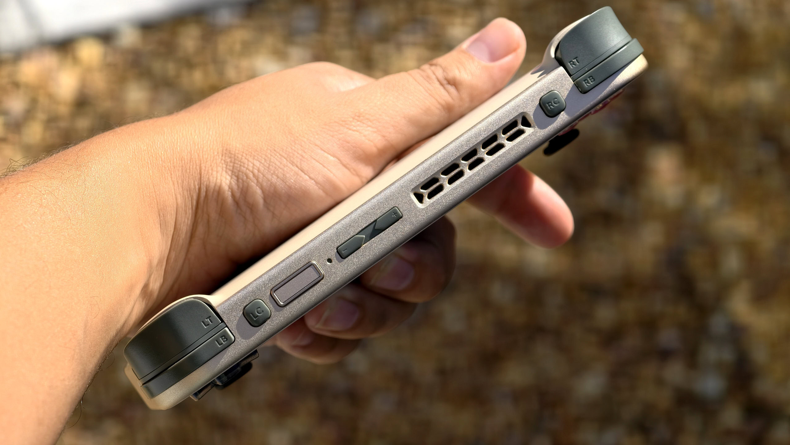 AYANEO Pocket S Mini na mão mostrando a borda superior